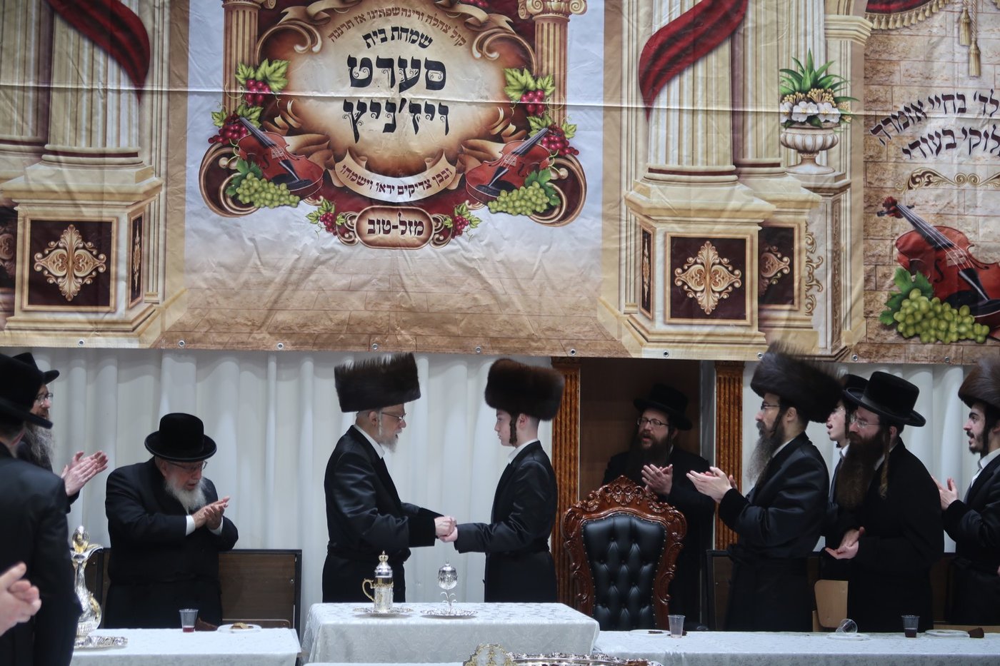 האדמו"ר מסערט ויז'ניץ בטיש לחיים לאחר התפילה