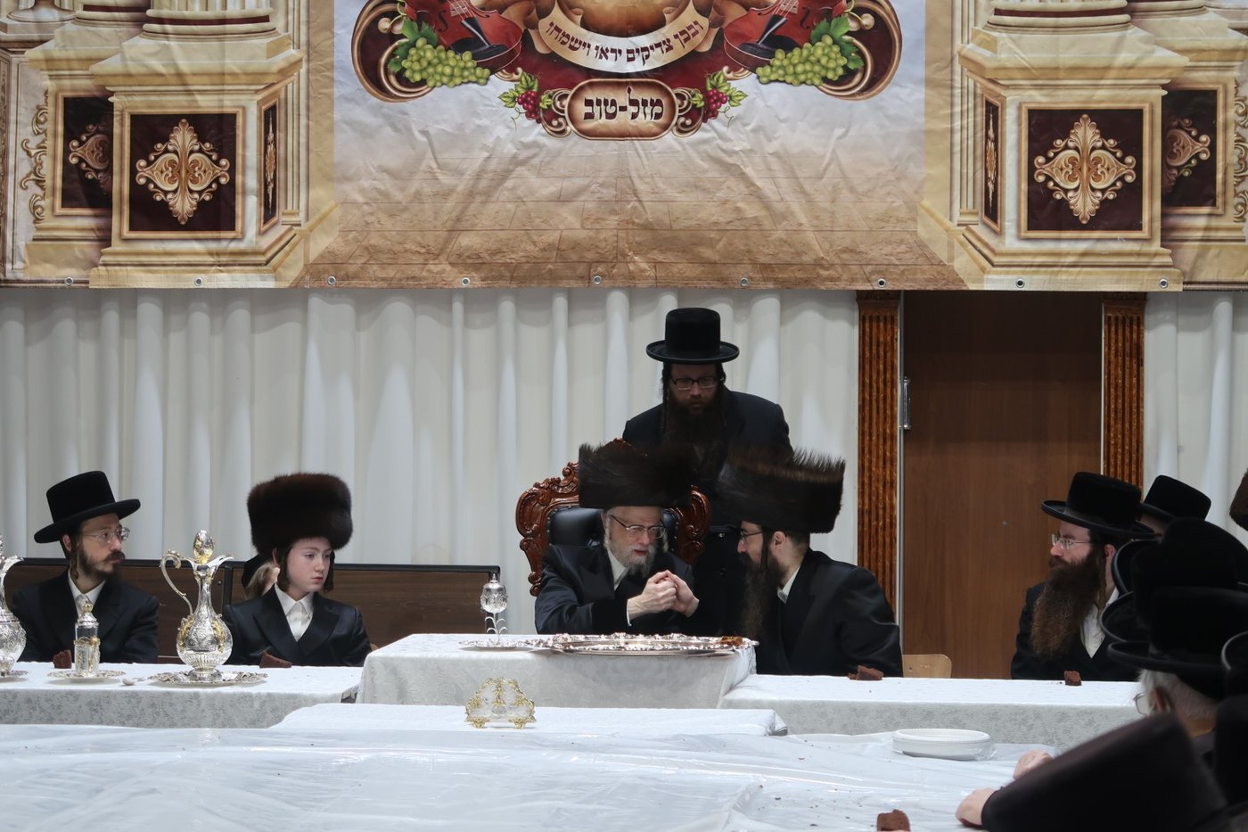 האדמו"ר מסערט ויז'ניץ בטיש לחיים לאחר התפילה