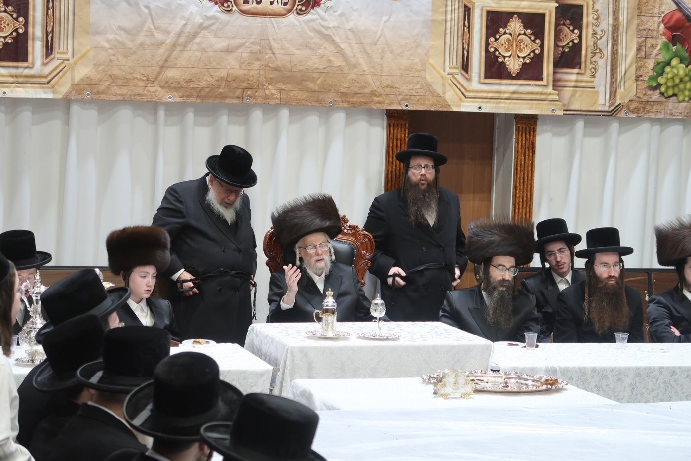 האדמו"ר מסערט ויז'ניץ בטיש לחיים לאחר התפילה