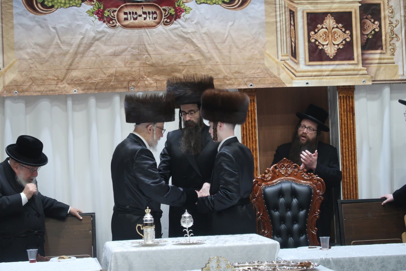 האדמו"ר מסערט ויז'ניץ בטיש לחיים לאחר התפילה