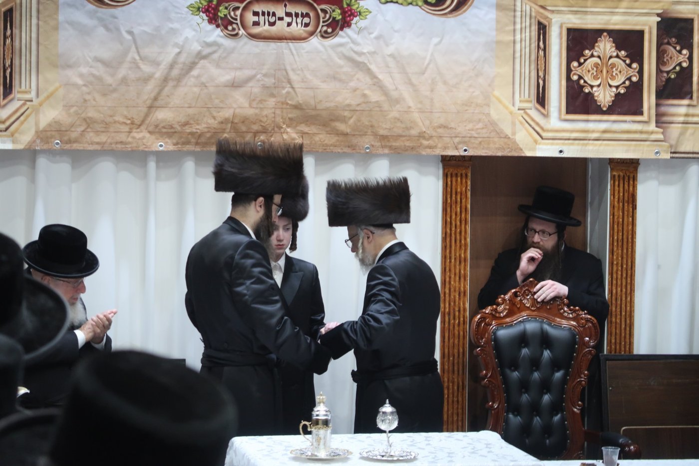 האדמו"ר מסערט ויז'ניץ בטיש לחיים לאחר התפילה