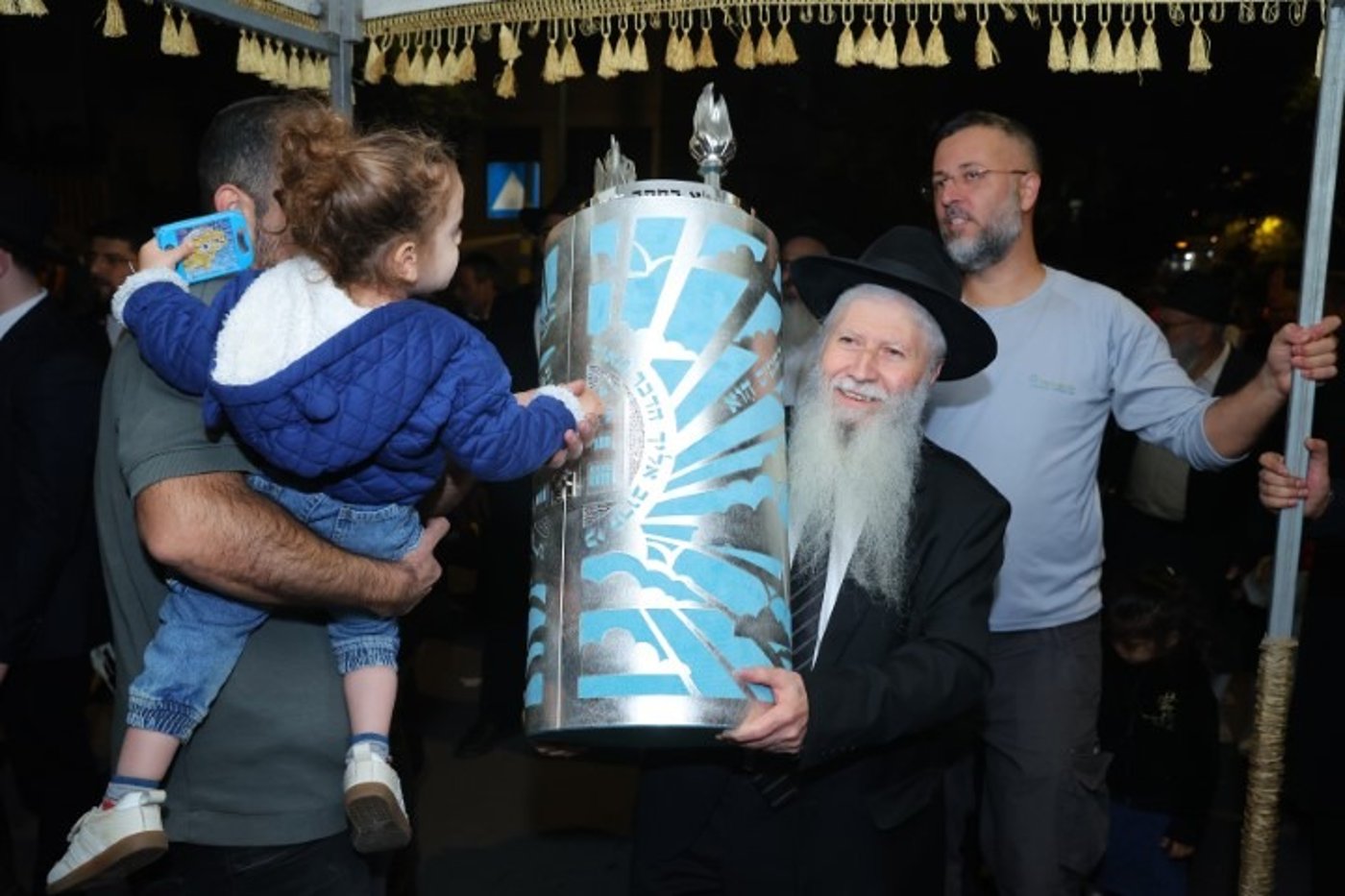 כזה עוד לא ראיתם: הכנסת ספר תורה לא שגרתי לעיר החרדית