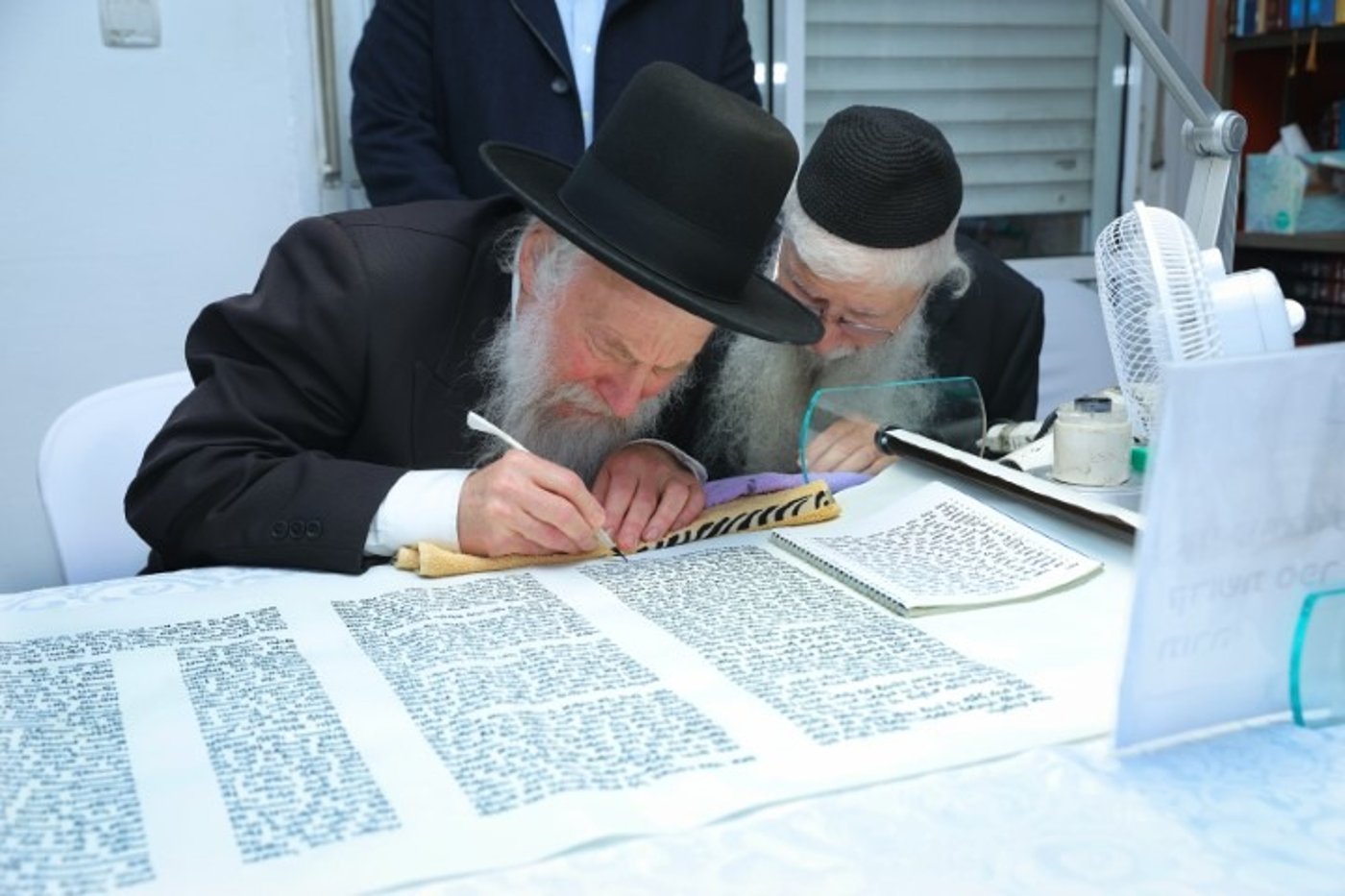 כזה עוד לא ראיתם: הכנסת ספר תורה לא שגרתי לעיר החרדית