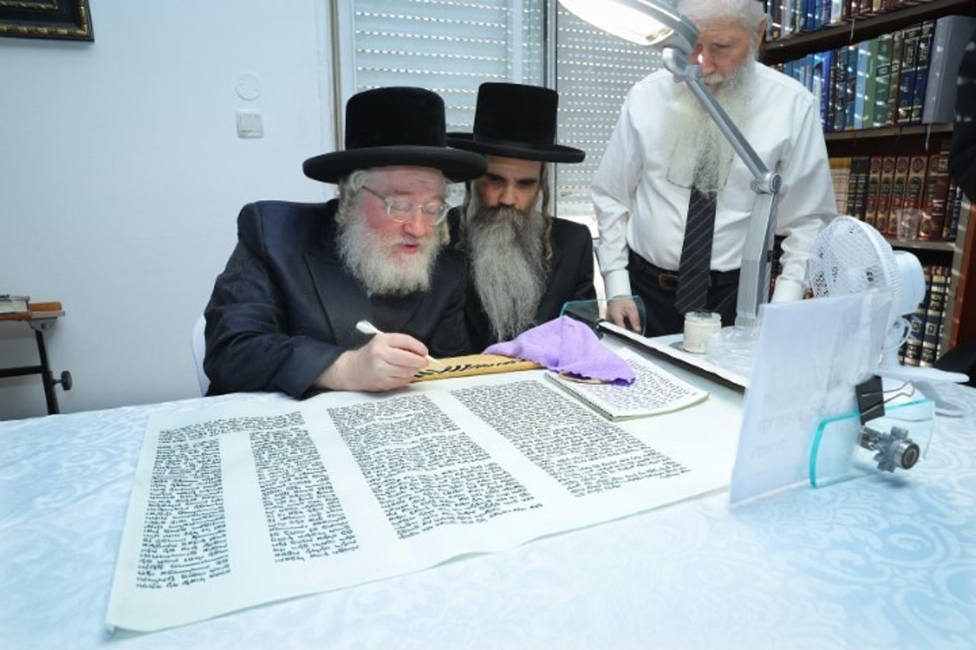 כזה עוד לא ראיתם: הכנסת ספר תורה לא שגרתי לעיר החרדית