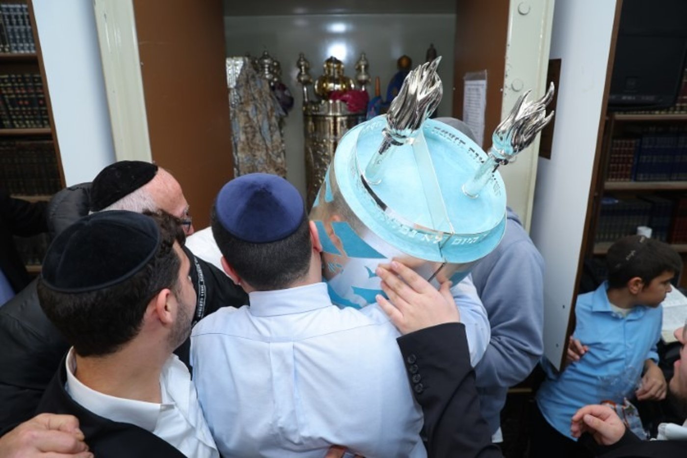 כזה עוד לא ראיתם: הכנסת ספר תורה לא שגרתי לעיר החרדית