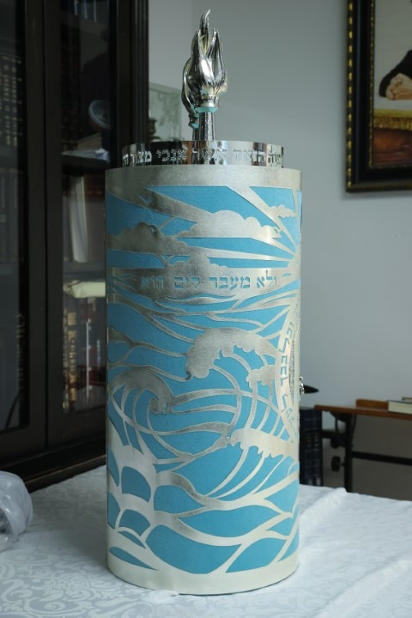 כזה עוד לא ראיתם: הכנסת ספר תורה לא שגרתי לעיר החרדית