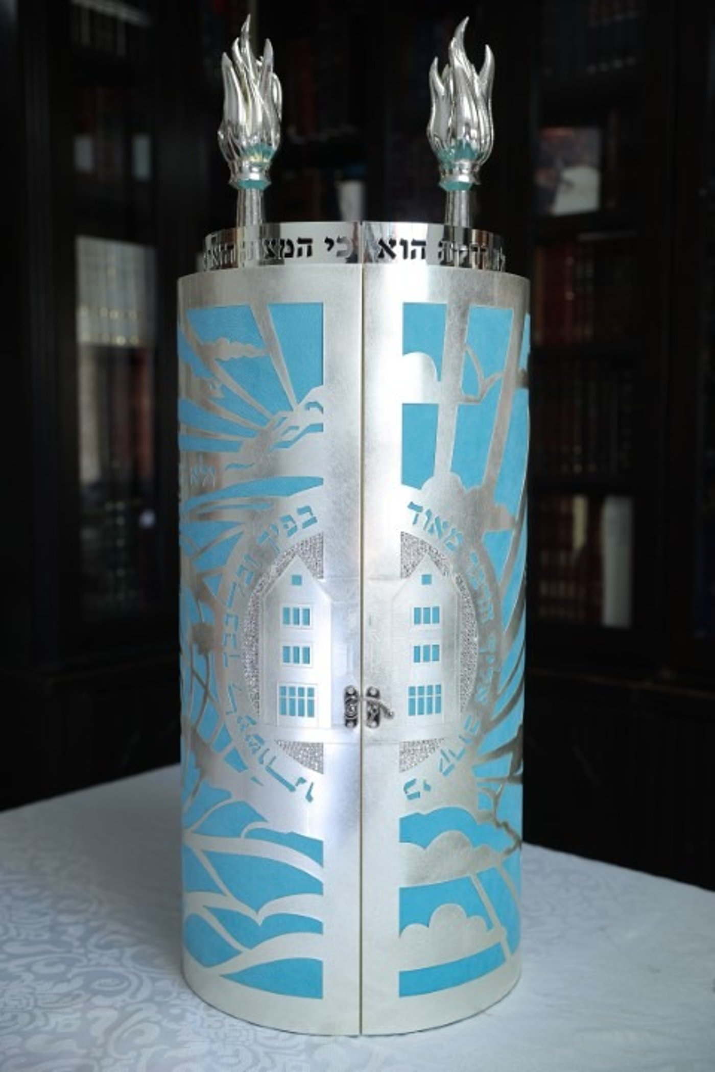 כזה עוד לא ראיתם: הכנסת ספר תורה לא שגרתי לעיר החרדית