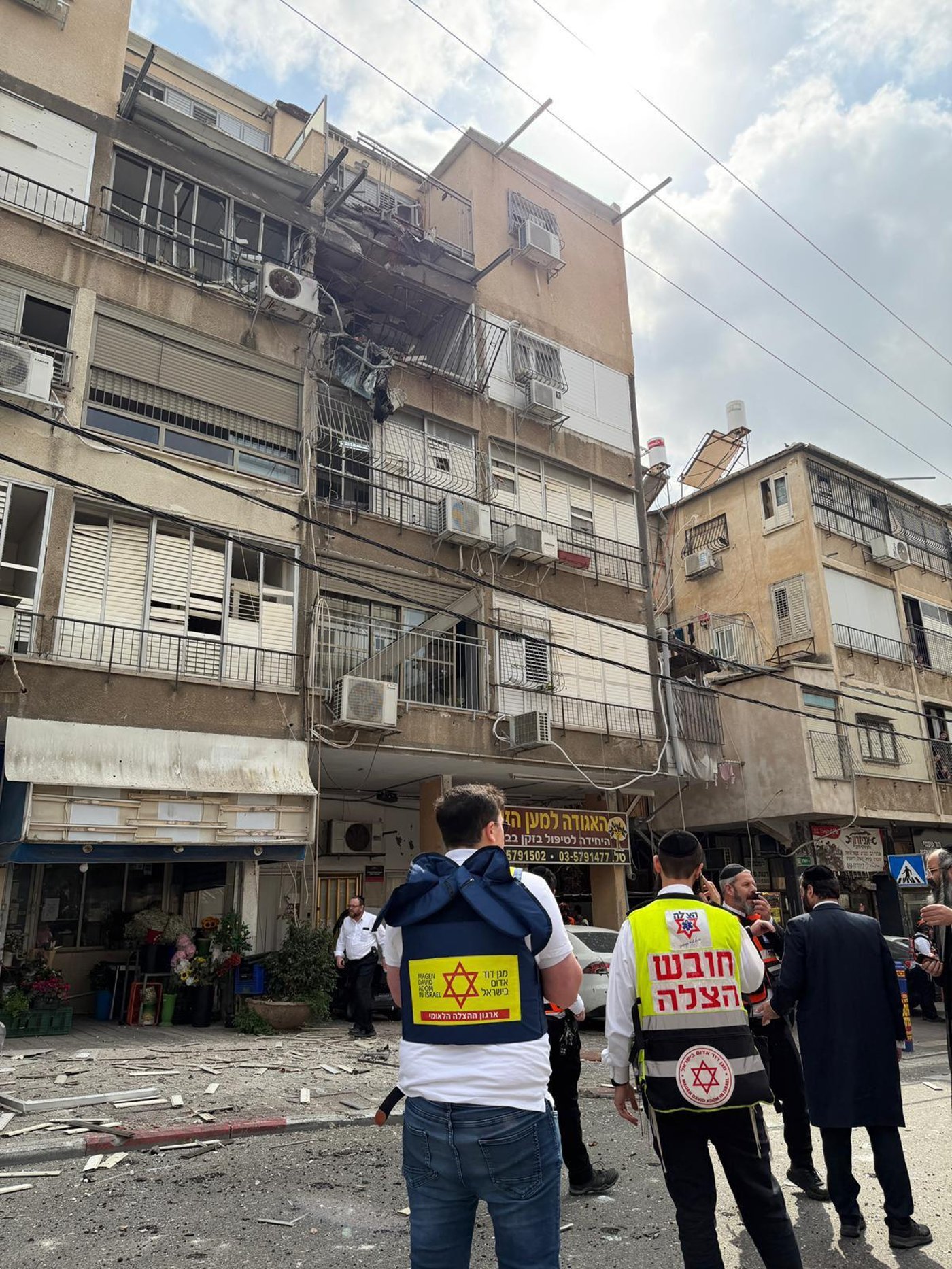 בלב בני ברק: פגיעה בקומה עליונה בבניין מגורים, בן 60 נפצע מרסיסים