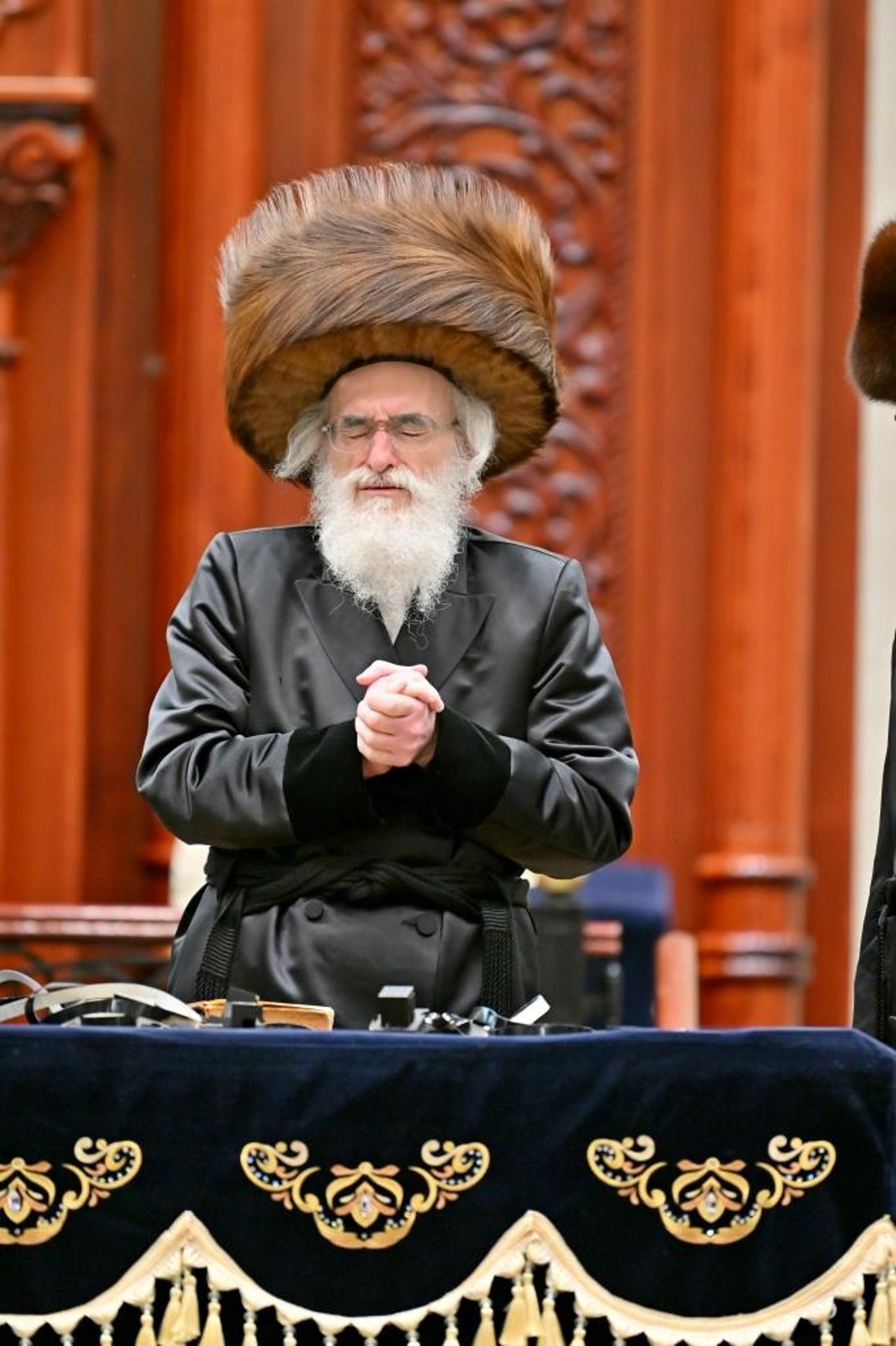 האדמו"ר מויזניץ בהנחת תפילין לנכדו