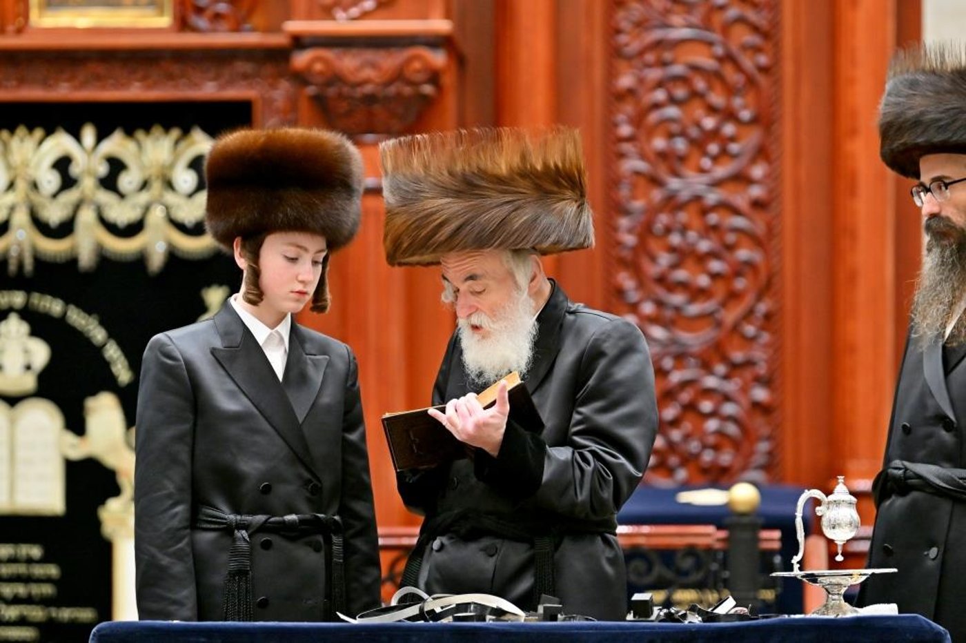 האדמו"ר מויזניץ בהנחת תפילין לנכדו