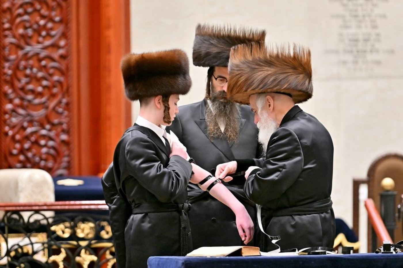 האדמו"ר מויזניץ בהנחת תפילין לנכדו