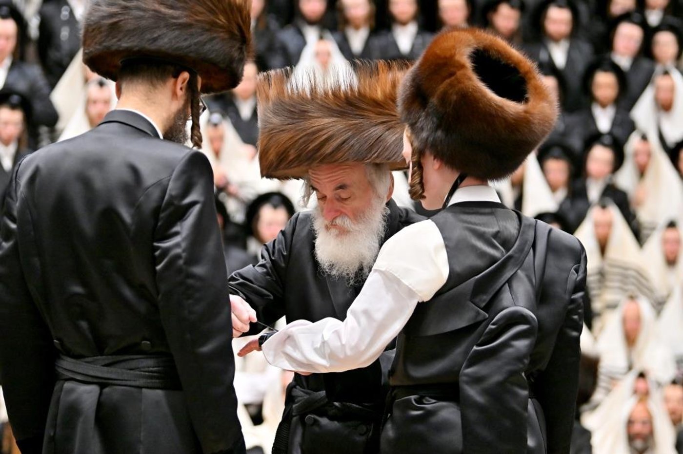 האדמו"ר מויזניץ בהנחת תפילין לנכדו