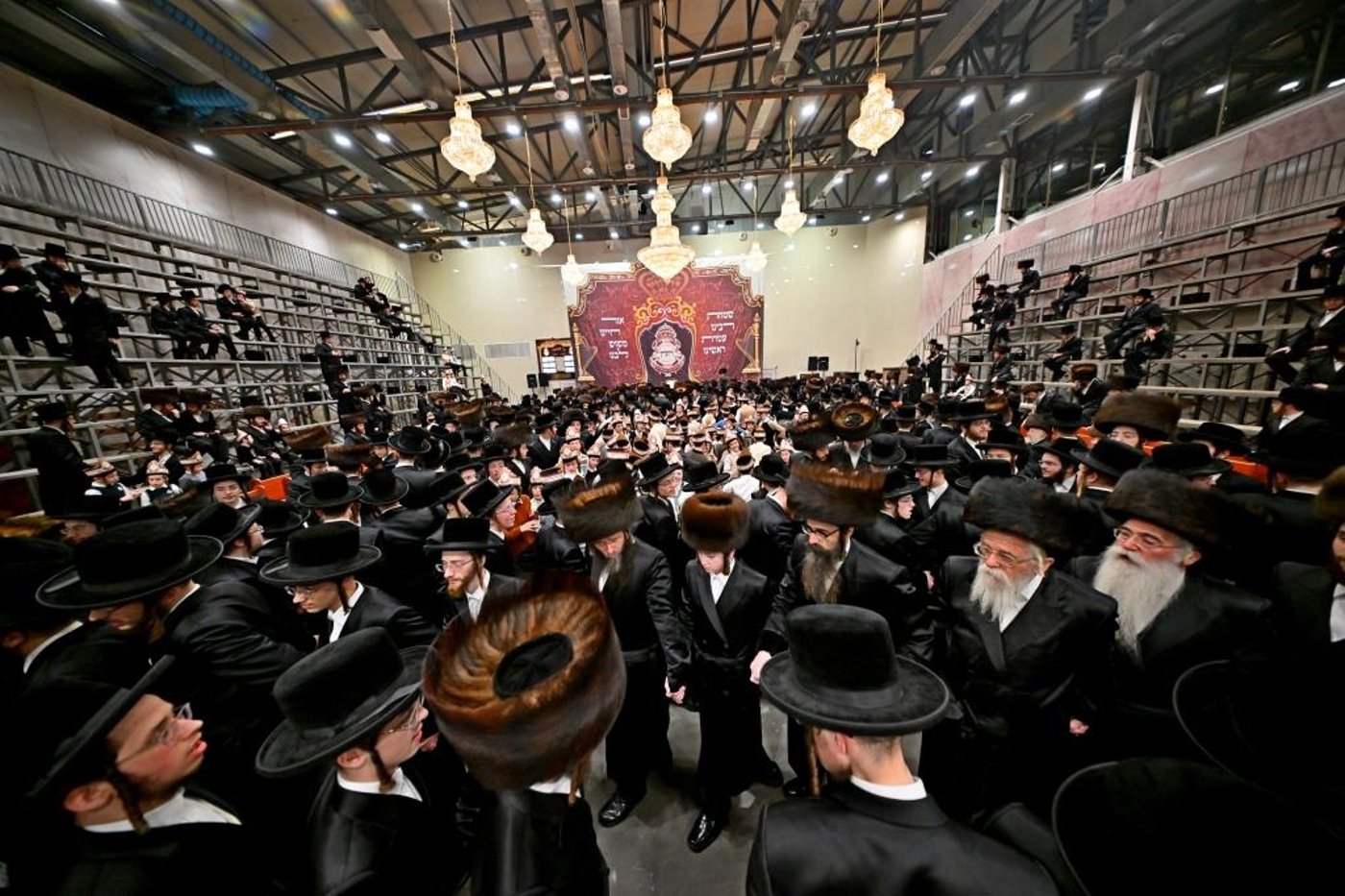 האדמו"ר מויזניץ בהנחת תפילין לנכדו