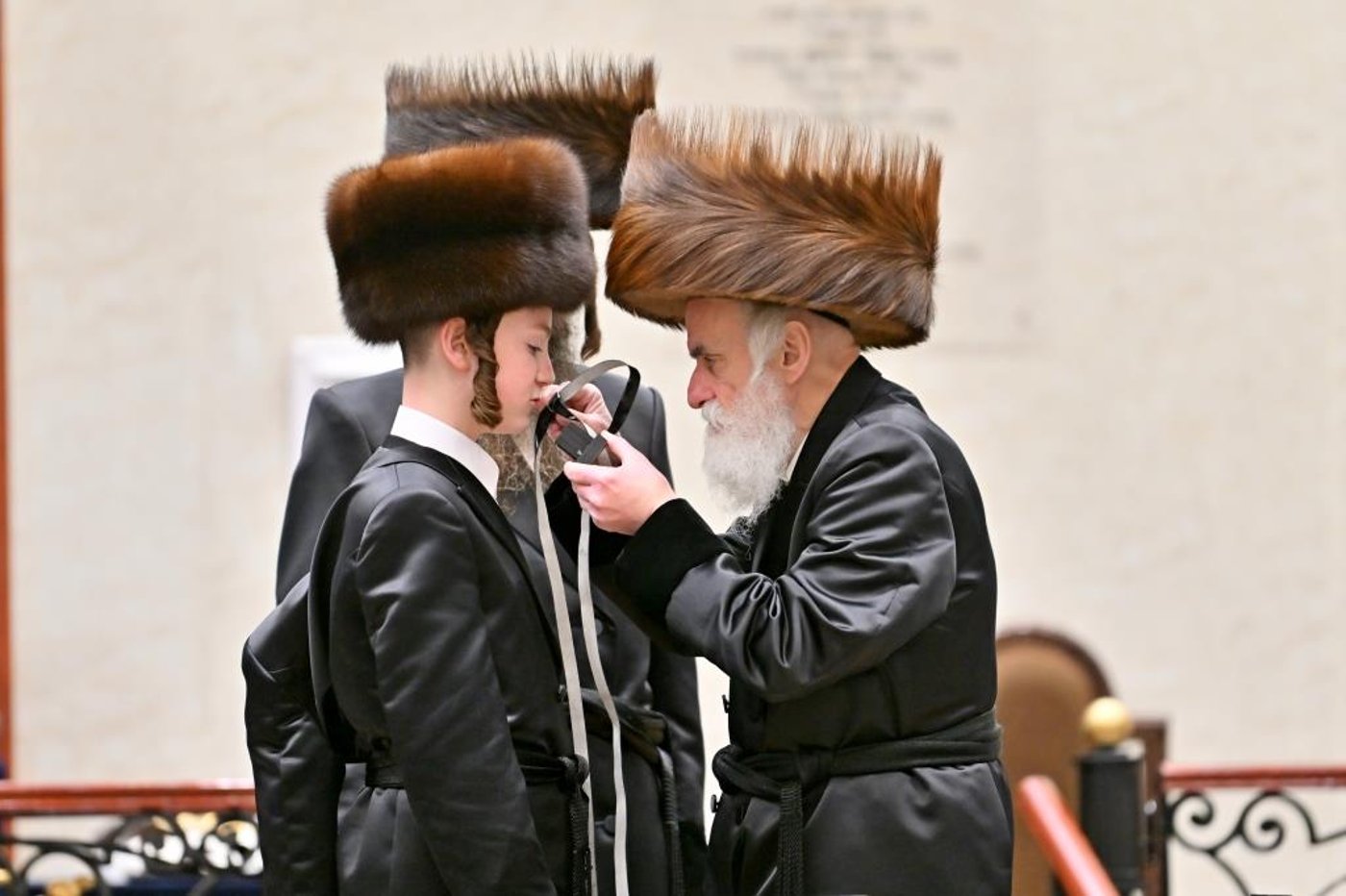 האדמו"ר מויזניץ בהנחת תפילין לנכדו