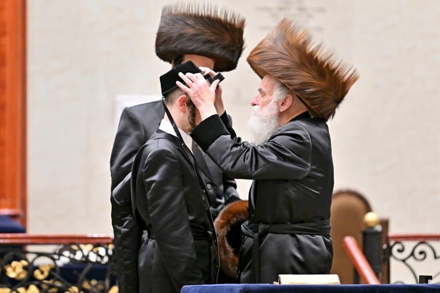 האדמו"ר מויזניץ בהנחת תפילין לנכדו