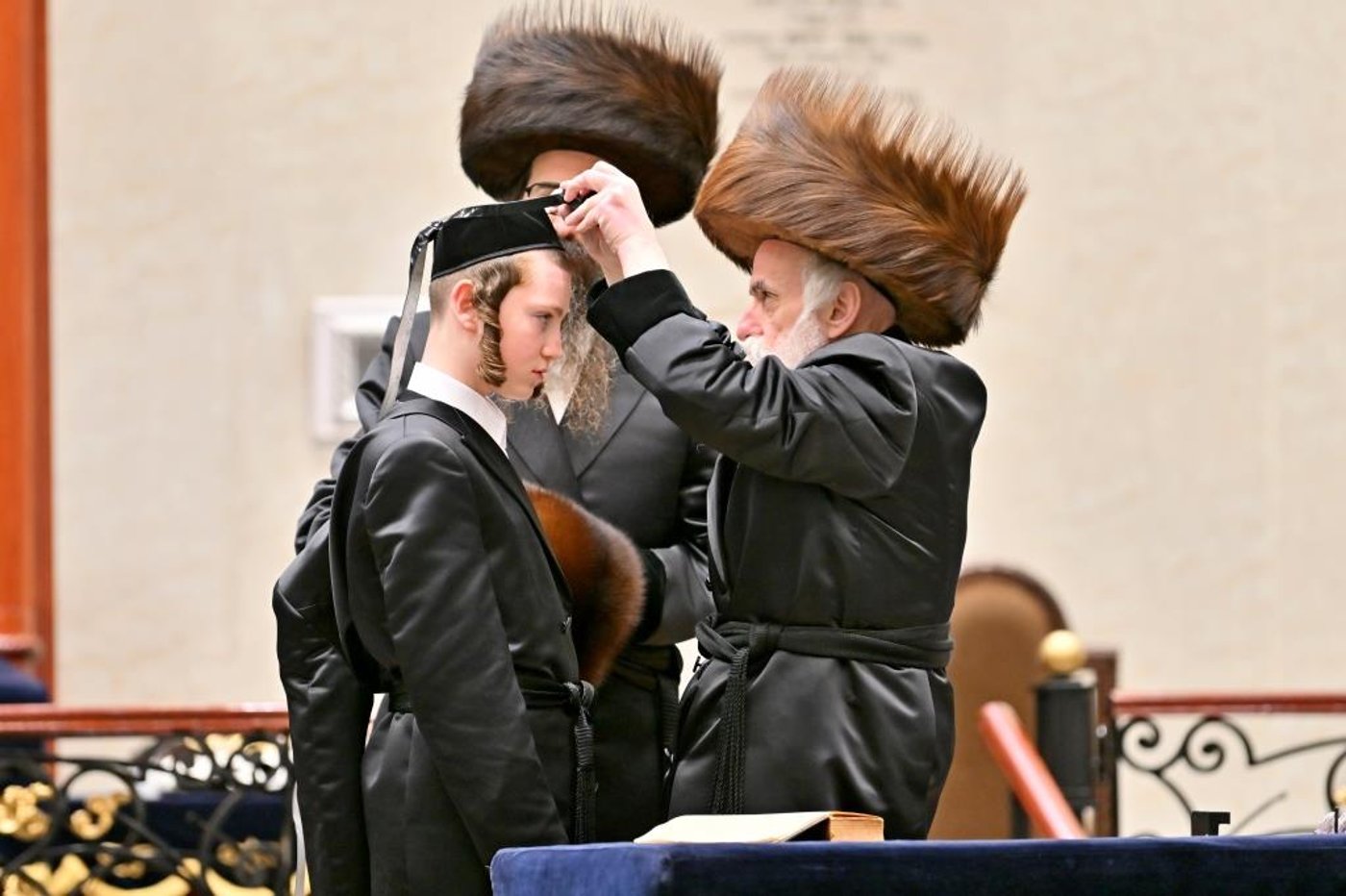 האדמו"ר מויזניץ בהנחת תפילין לנכדו