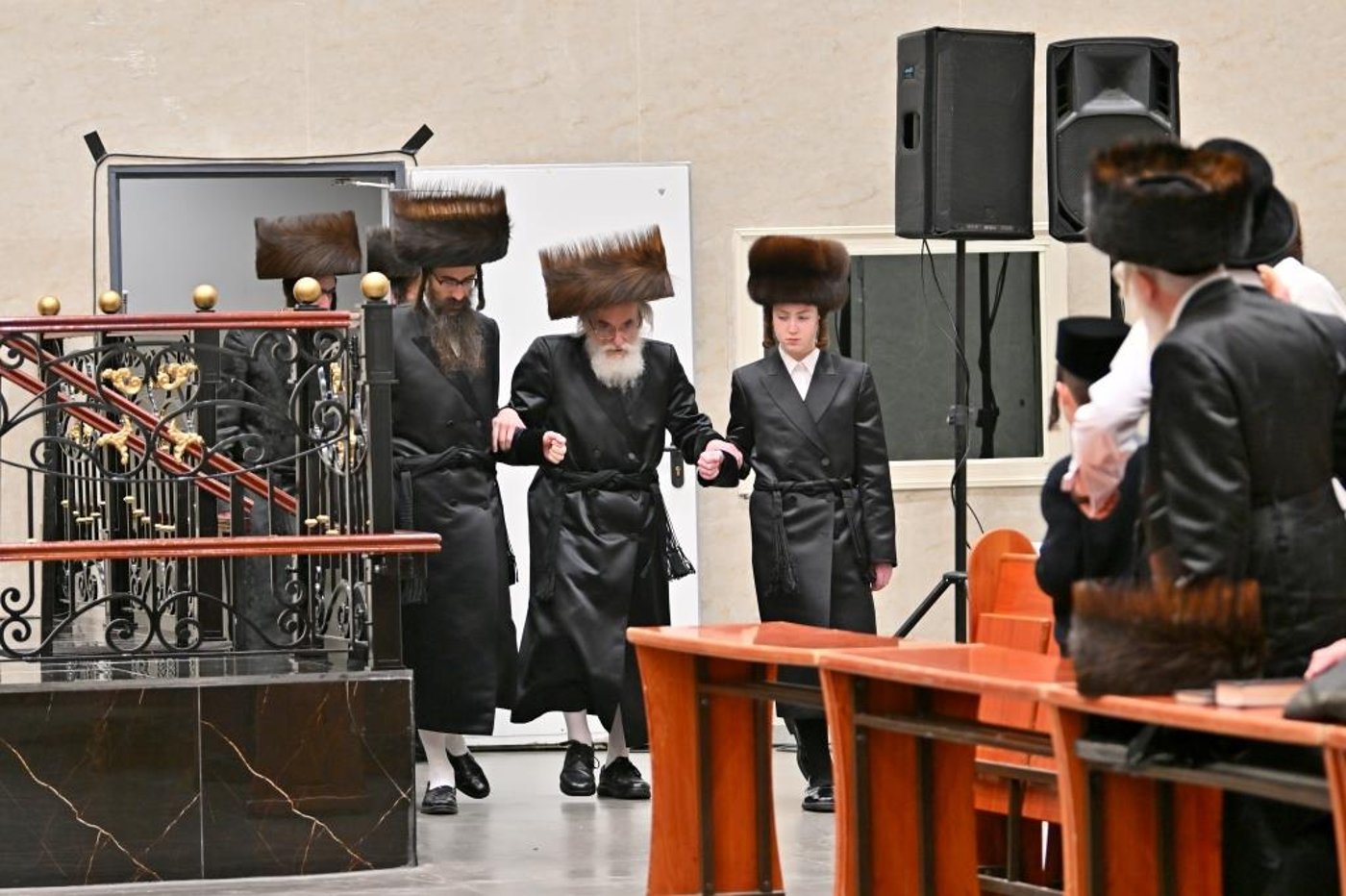 האדמו"ר מויזניץ בהנחת תפילין לנכדו