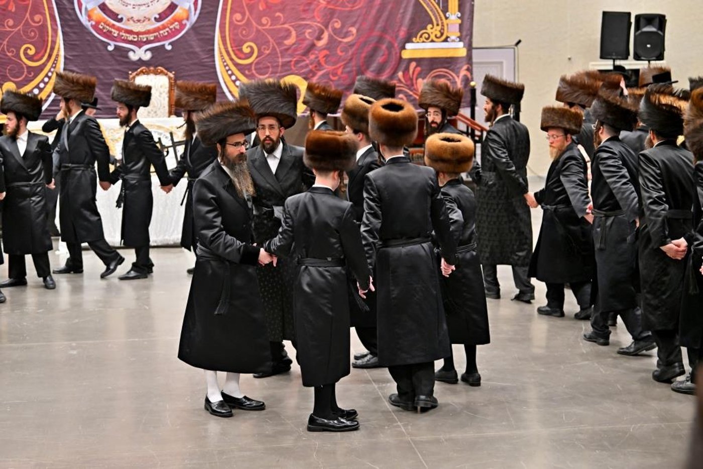 האדמו"ר מויזניץ בטיש לחיים לאחר התפילה