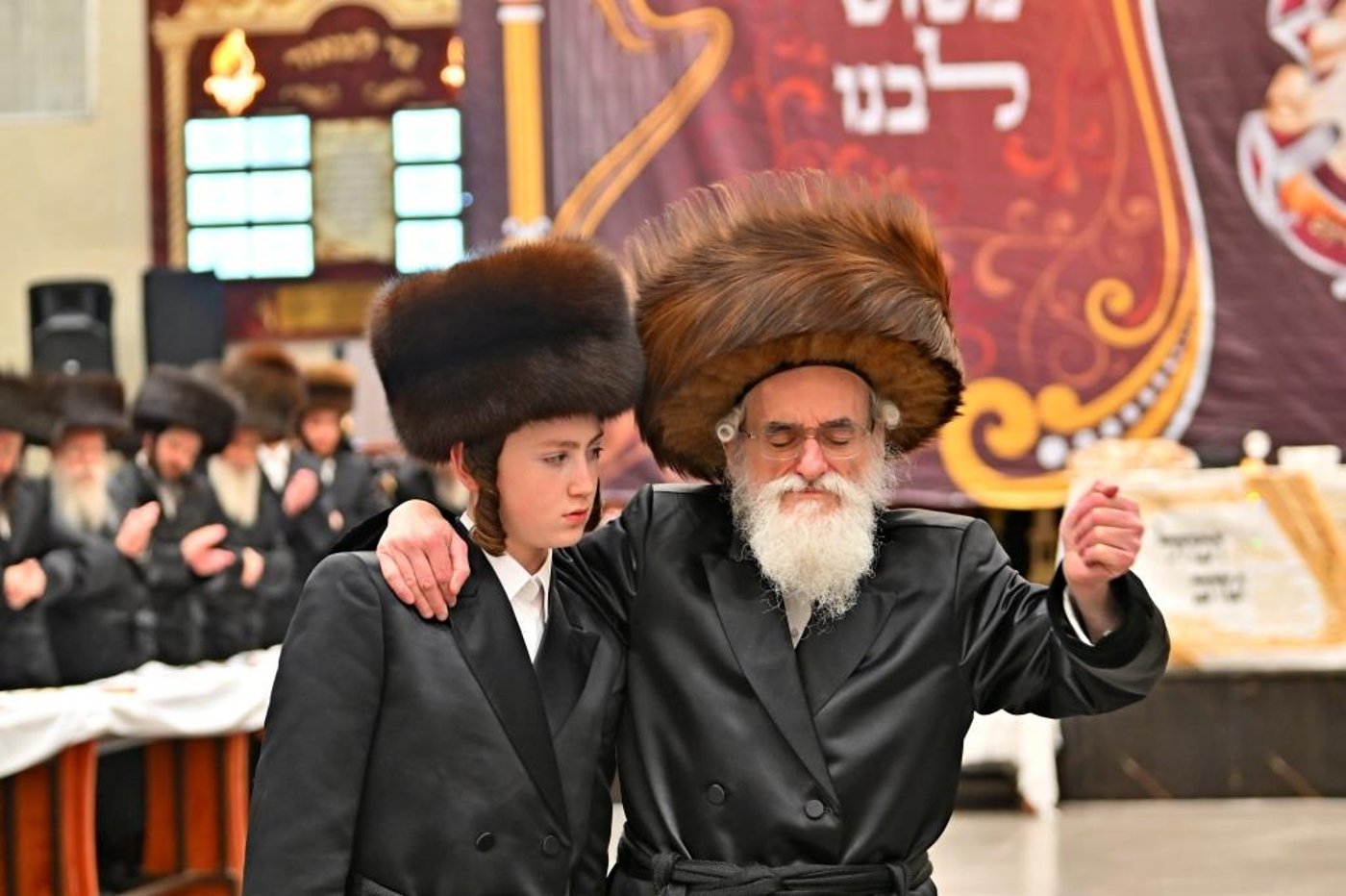 האדמו"ר מויזניץ בטיש לחיים לאחר התפילה