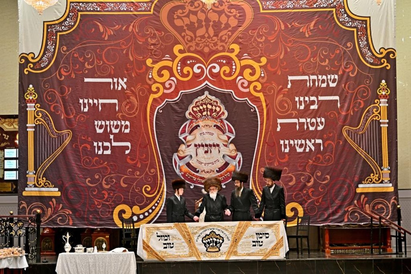 האדמו"ר מויזניץ בטיש לחיים לאחר התפילה