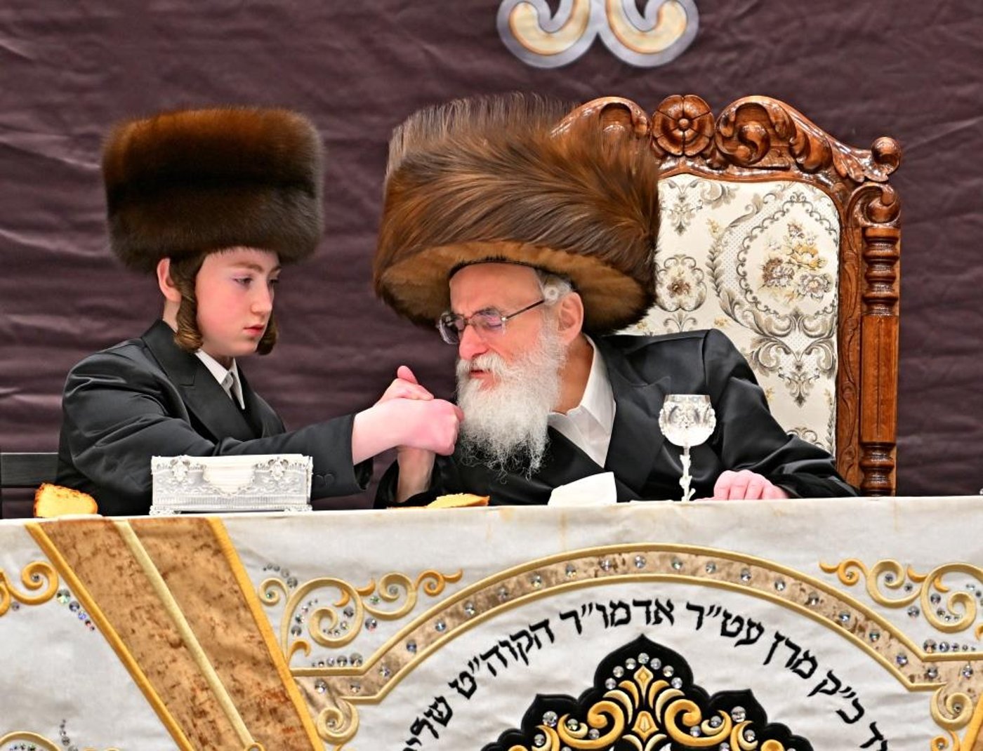 האדמו"ר מויזניץ בטיש לחיים לאחר התפילה