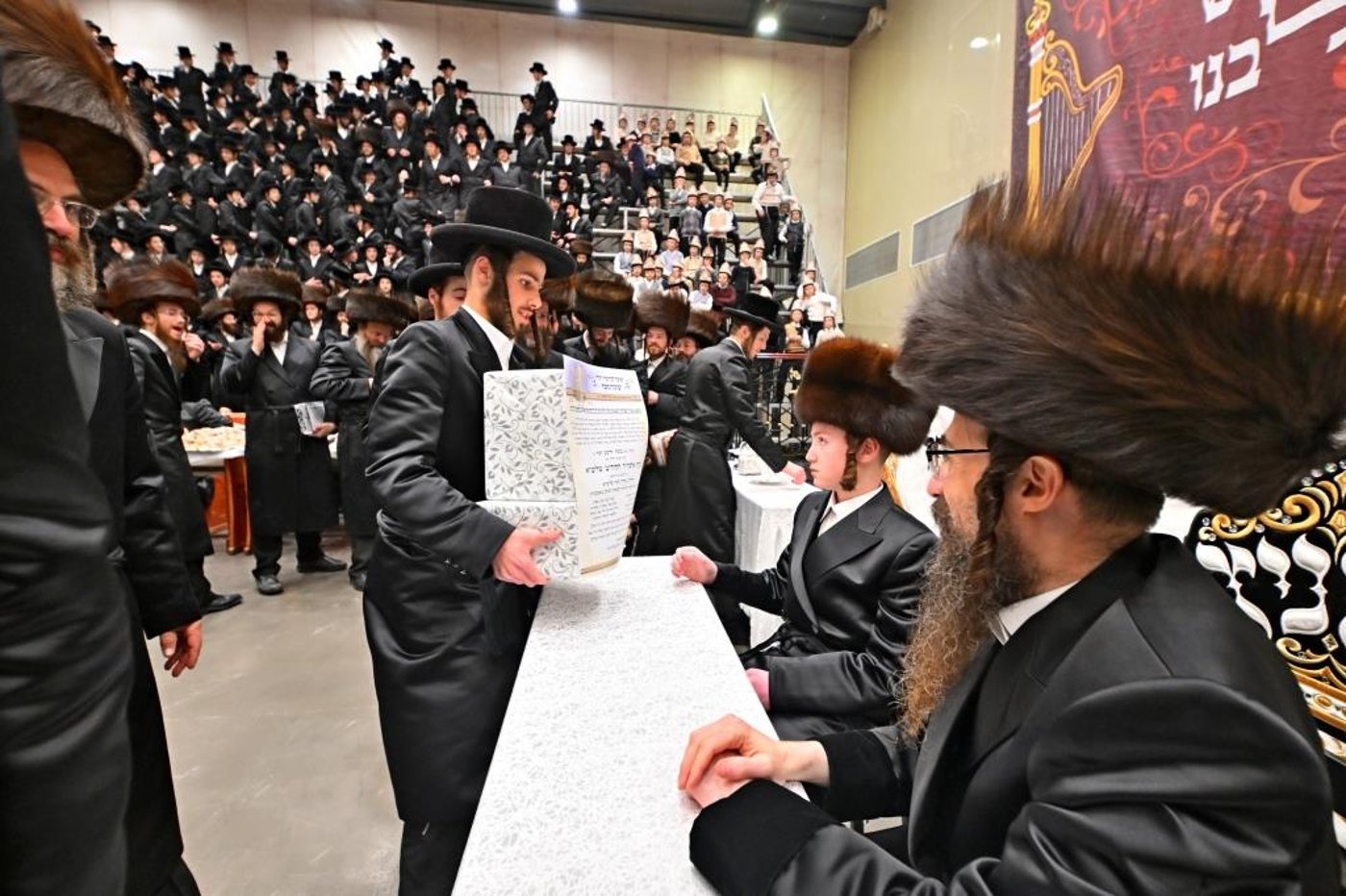 האדמו"ר מויזניץ בטיש לחיים לאחר התפילה