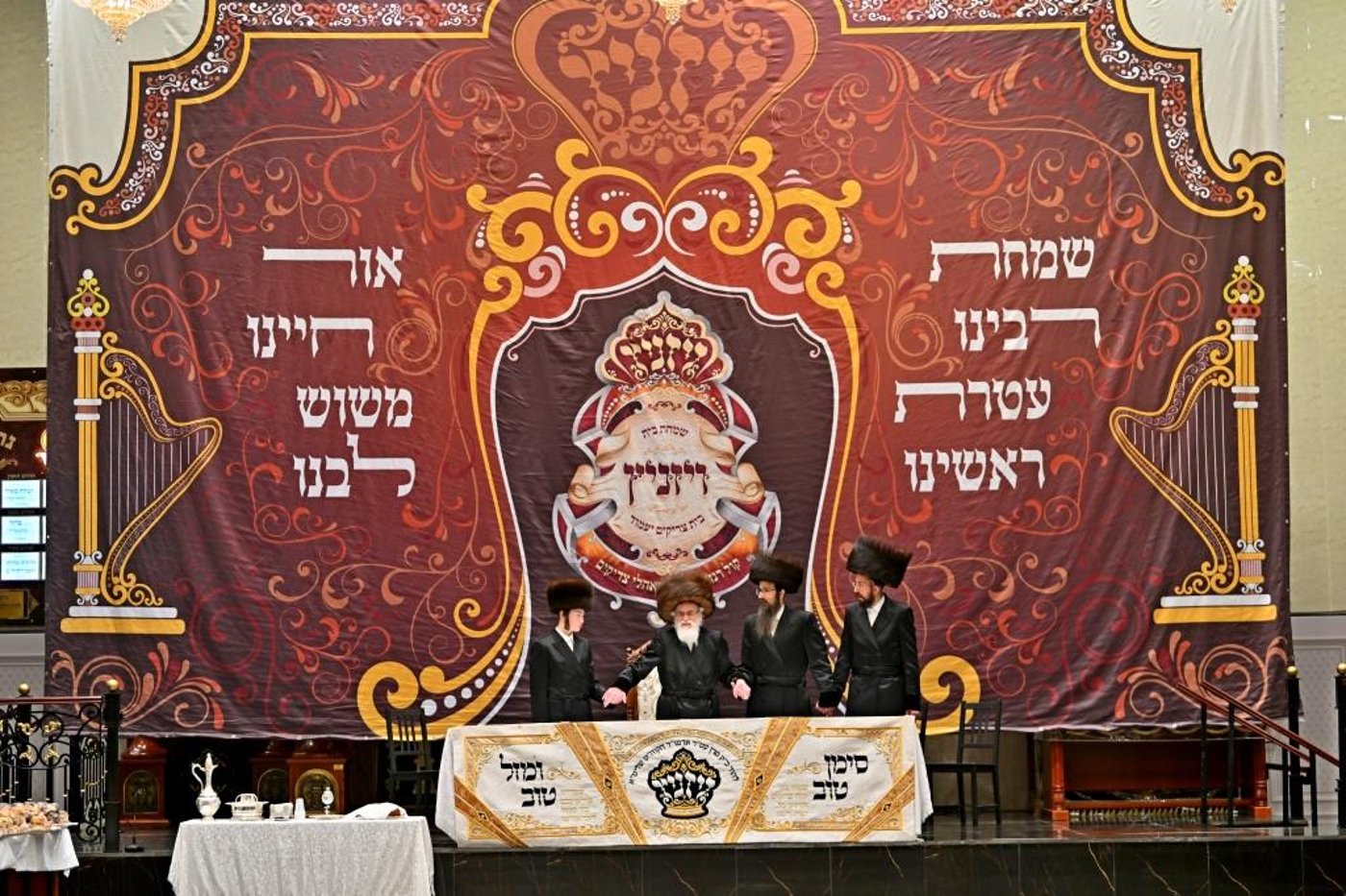 האדמו"ר מויזניץ בטיש לחיים לאחר התפילה