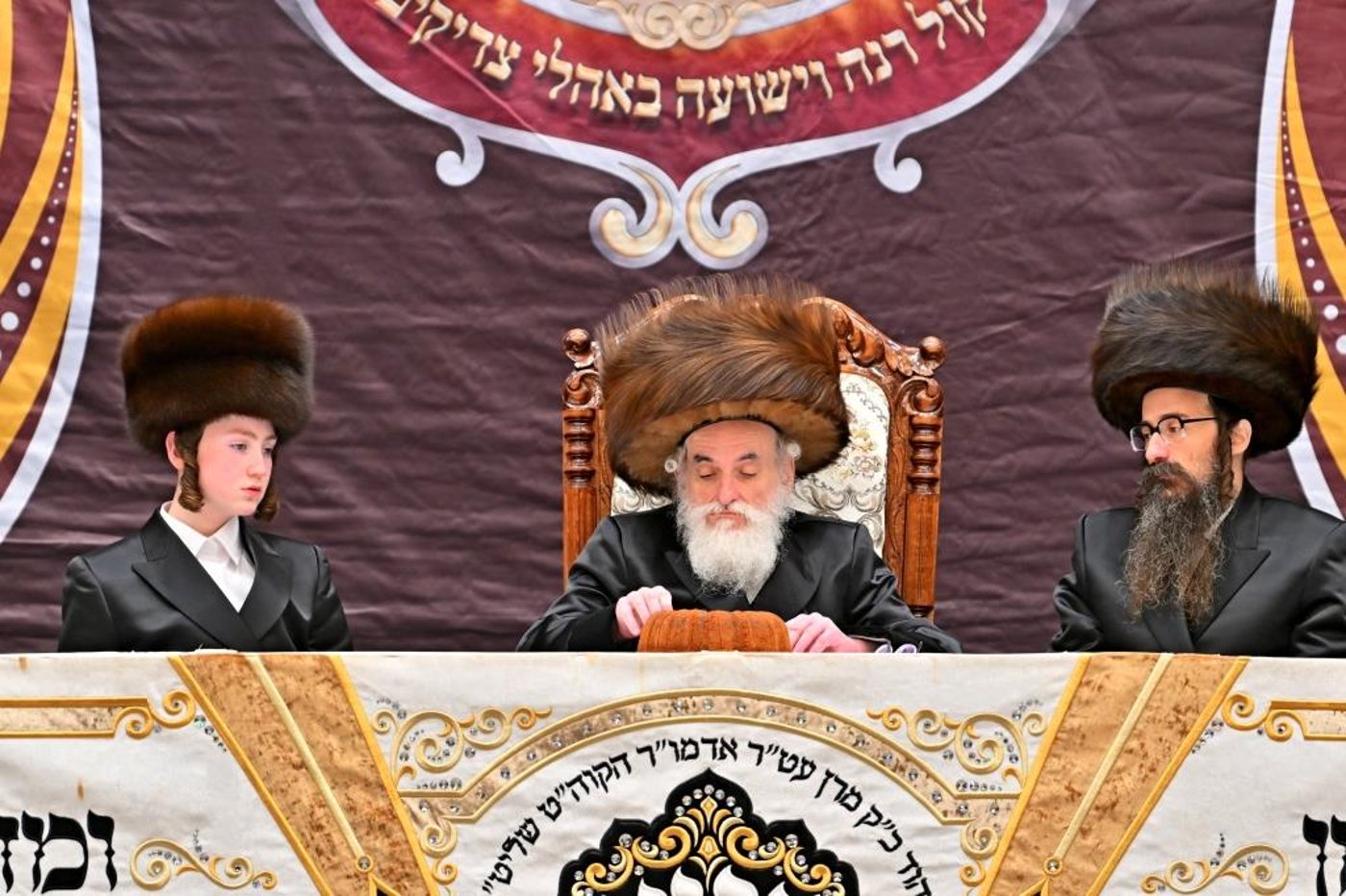 האדמו"ר מויזניץ בטיש לחיים לאחר התפילה