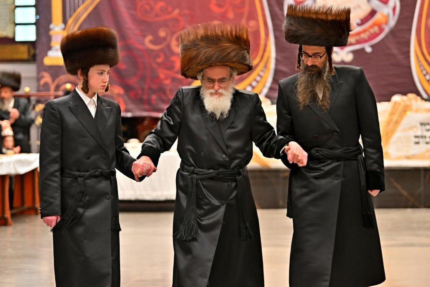 האדמו"ר מויזניץ בטיש לחיים לאחר התפילה