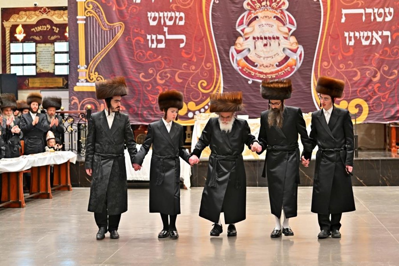 האדמו"ר מויזניץ בטיש לחיים לאחר התפילה