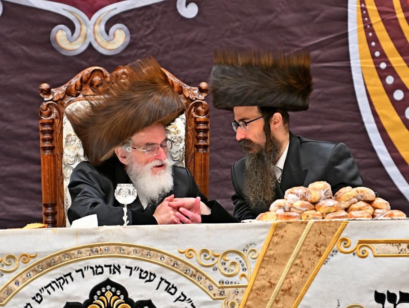 האדמו"ר מויזניץ בטיש לחיים לאחר התפילה