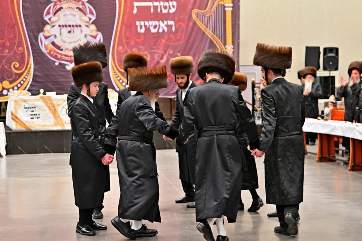 האדמו"ר מויזניץ בטיש לחיים לאחר התפילה