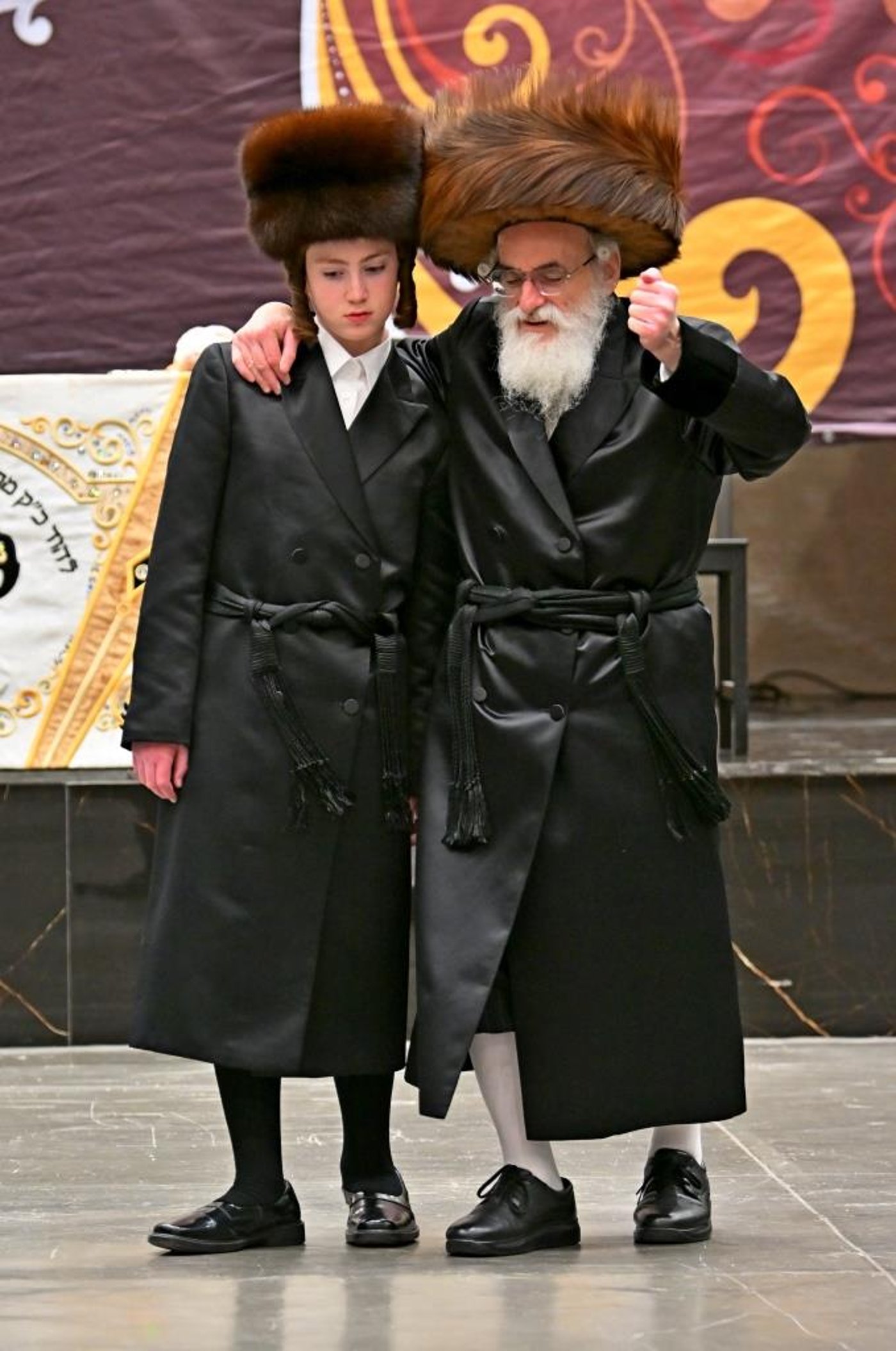 האדמו"ר מויזניץ בטיש לחיים לאחר התפילה