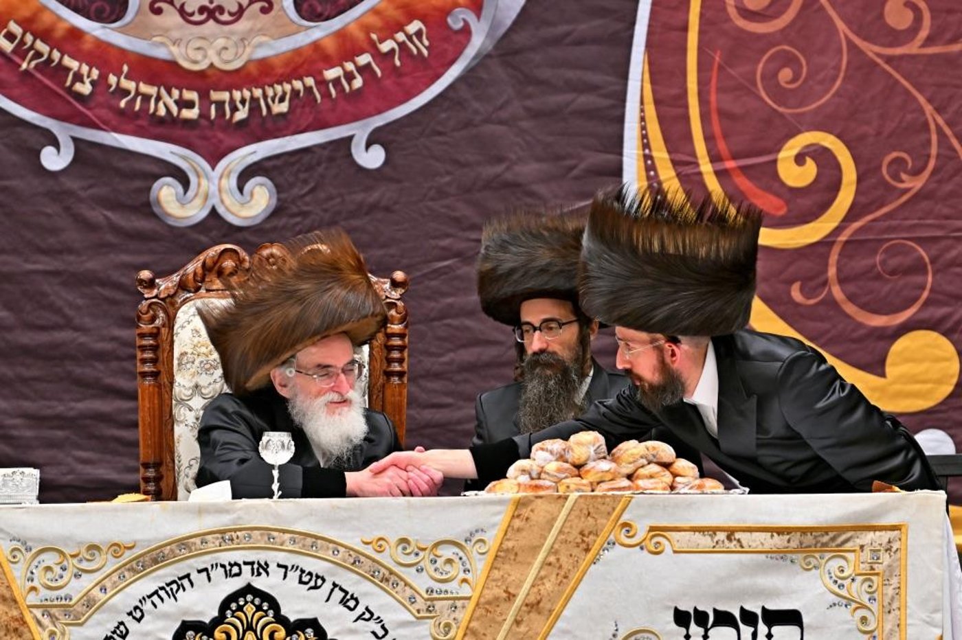 האדמו"ר מויזניץ בטיש לחיים לאחר התפילה