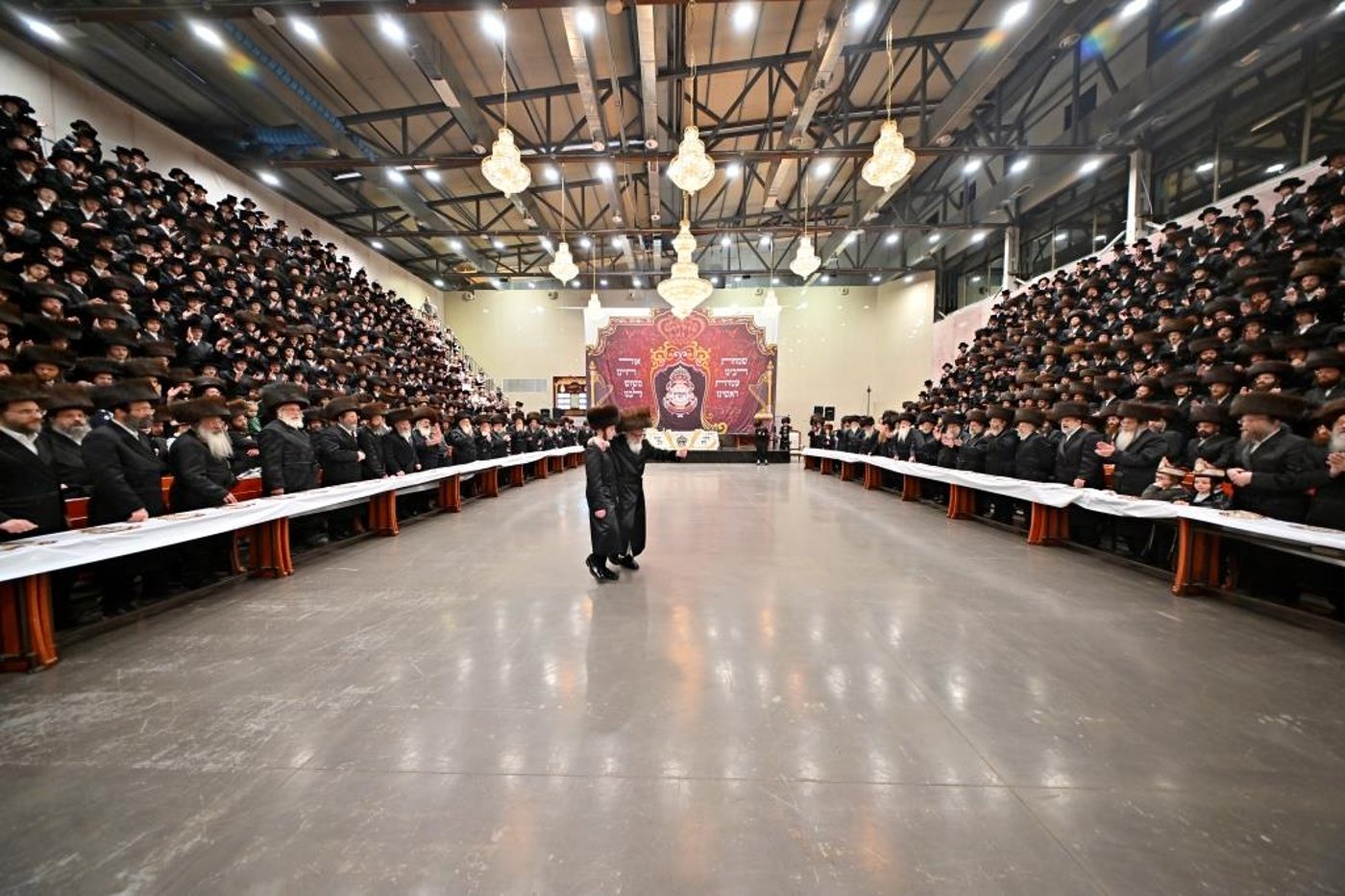 האדמו"ר מויזניץ בטיש לחיים לאחר התפילה