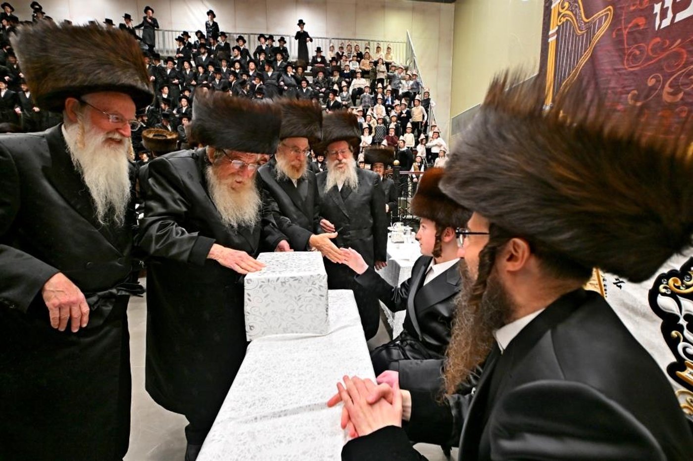 האדמו"ר מויזניץ בטיש לחיים לאחר התפילה