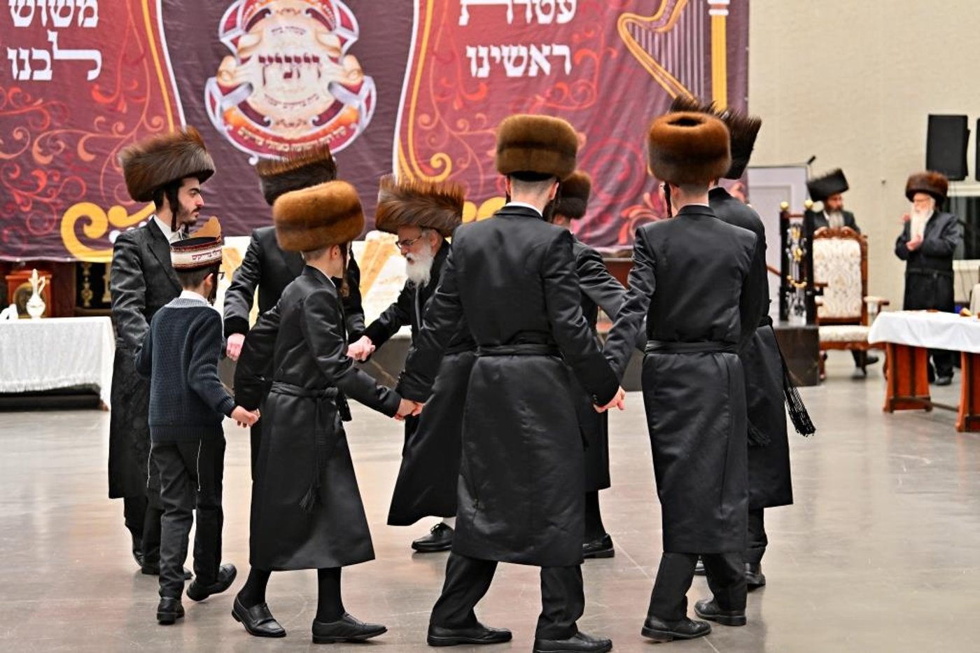 האדמו"ר מויזניץ בטיש לחיים לאחר התפילה