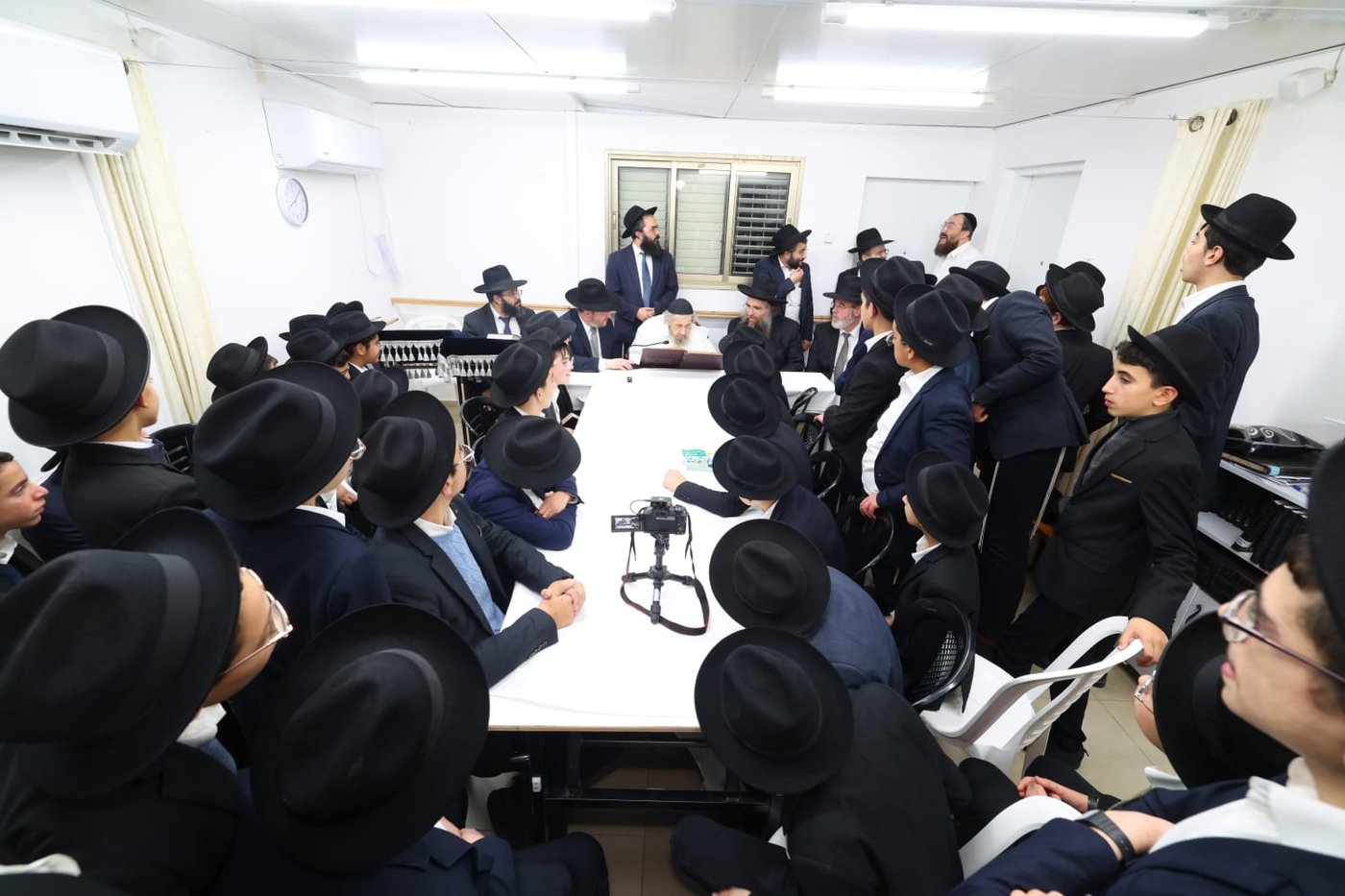 ילדי חניכי הישיבות אצל הגר"ד לנדו