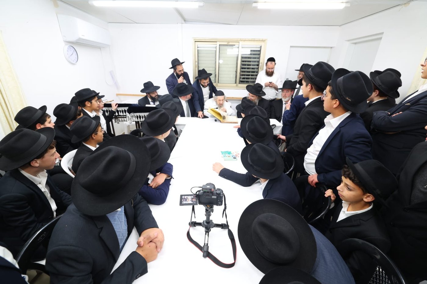 ילדי חניכי הישיבות אצל הגר"ד לנדו