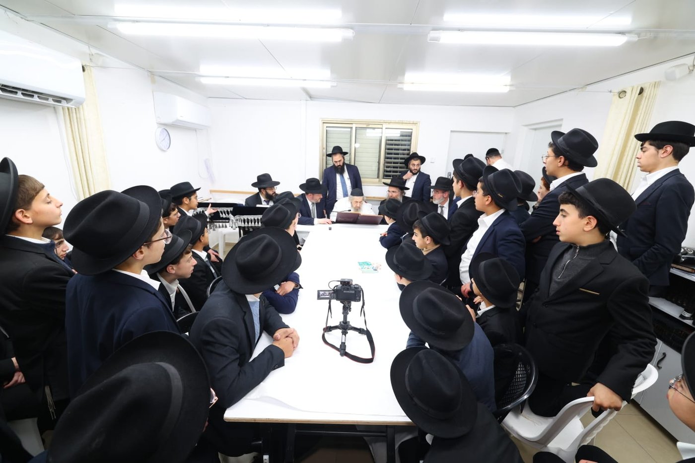 ילדי חניכי הישיבות אצל הגר"ד לנדו