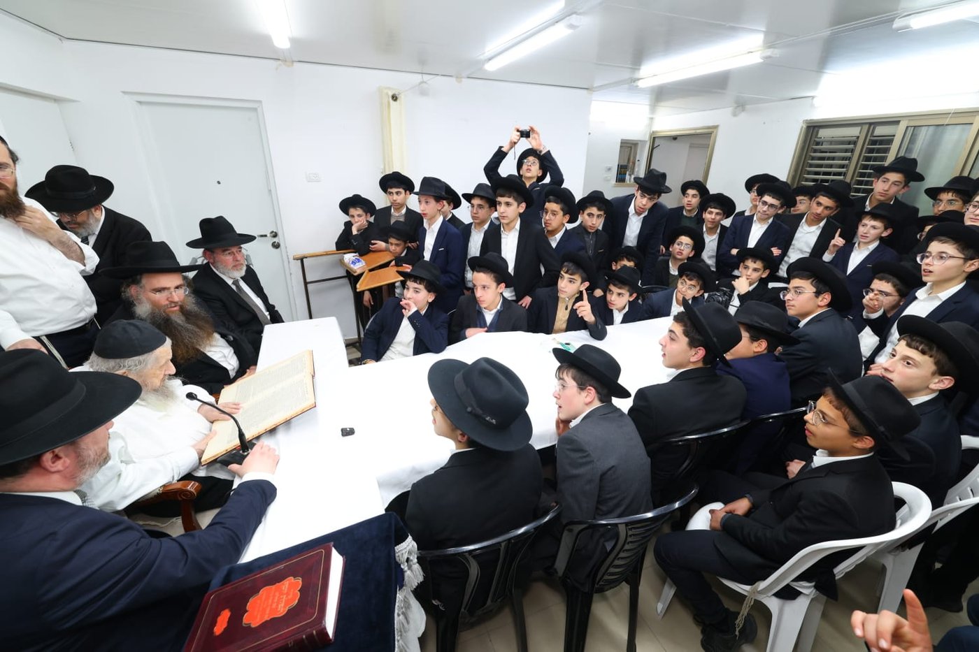 ילדי חניכי הישיבות אצל הגר"ד לנדו