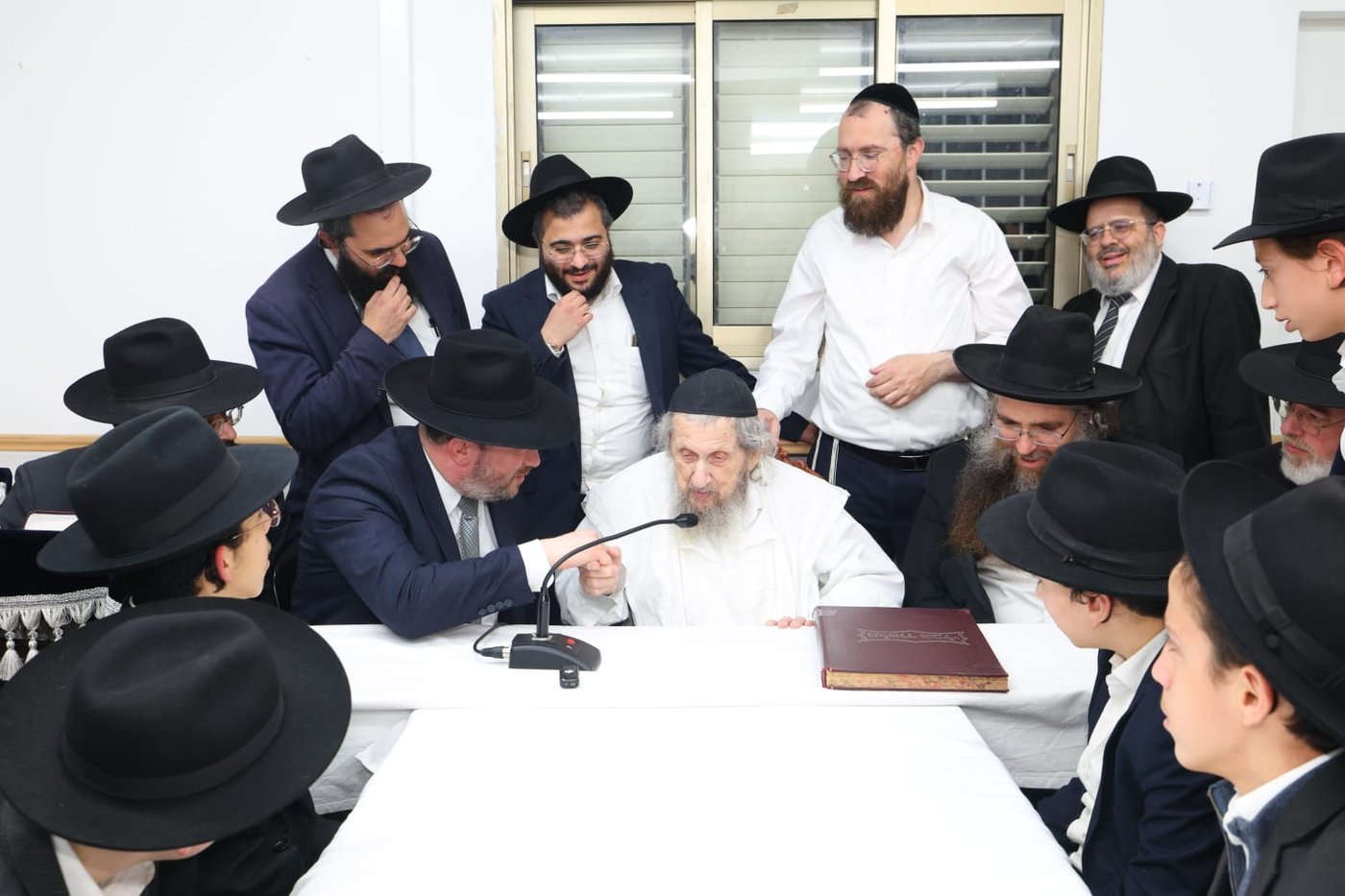 ילדי חניכי הישיבות אצל הגר"ד לנדו