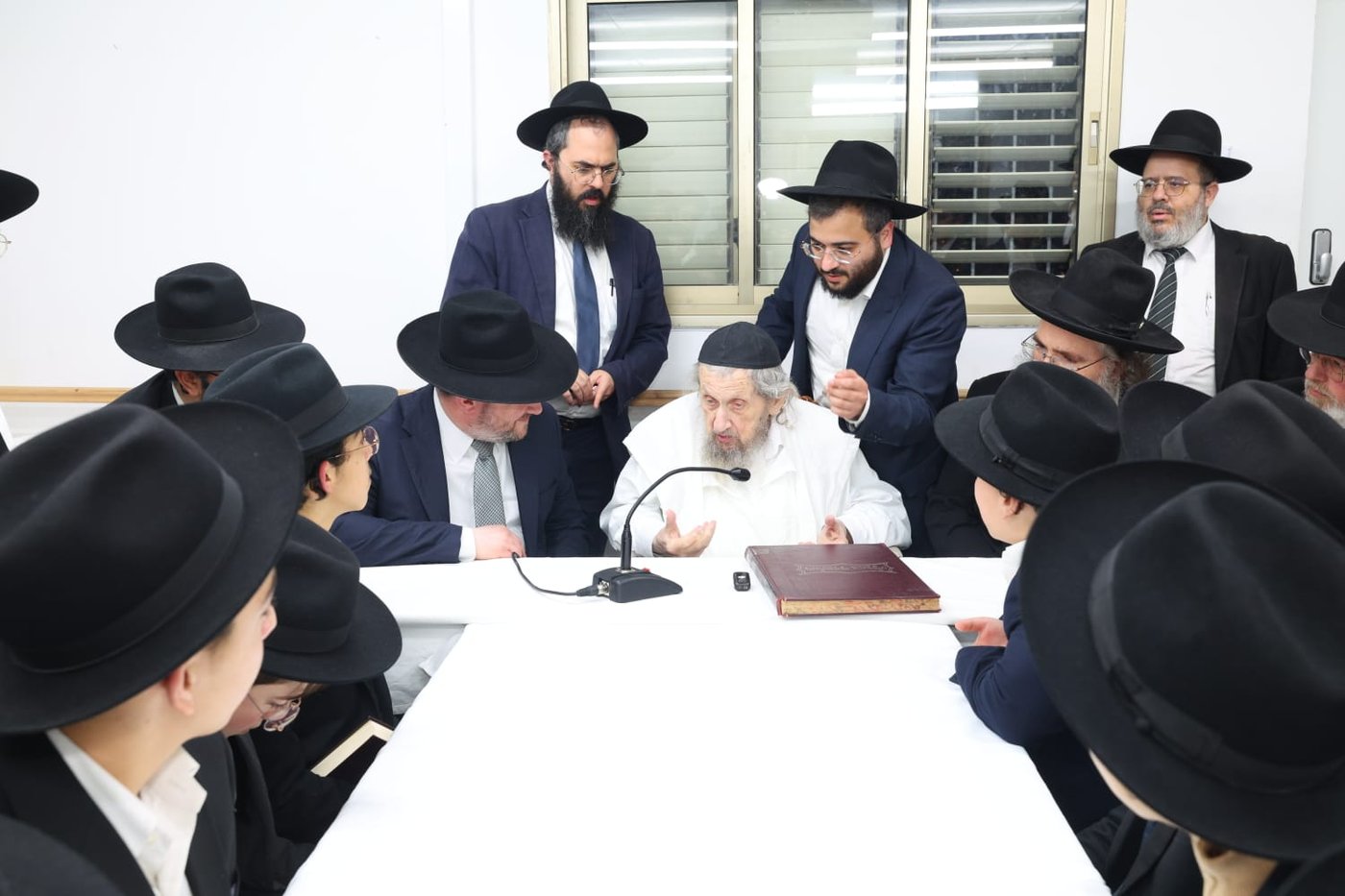 ילדי חניכי הישיבות אצל הגר"ד לנדו