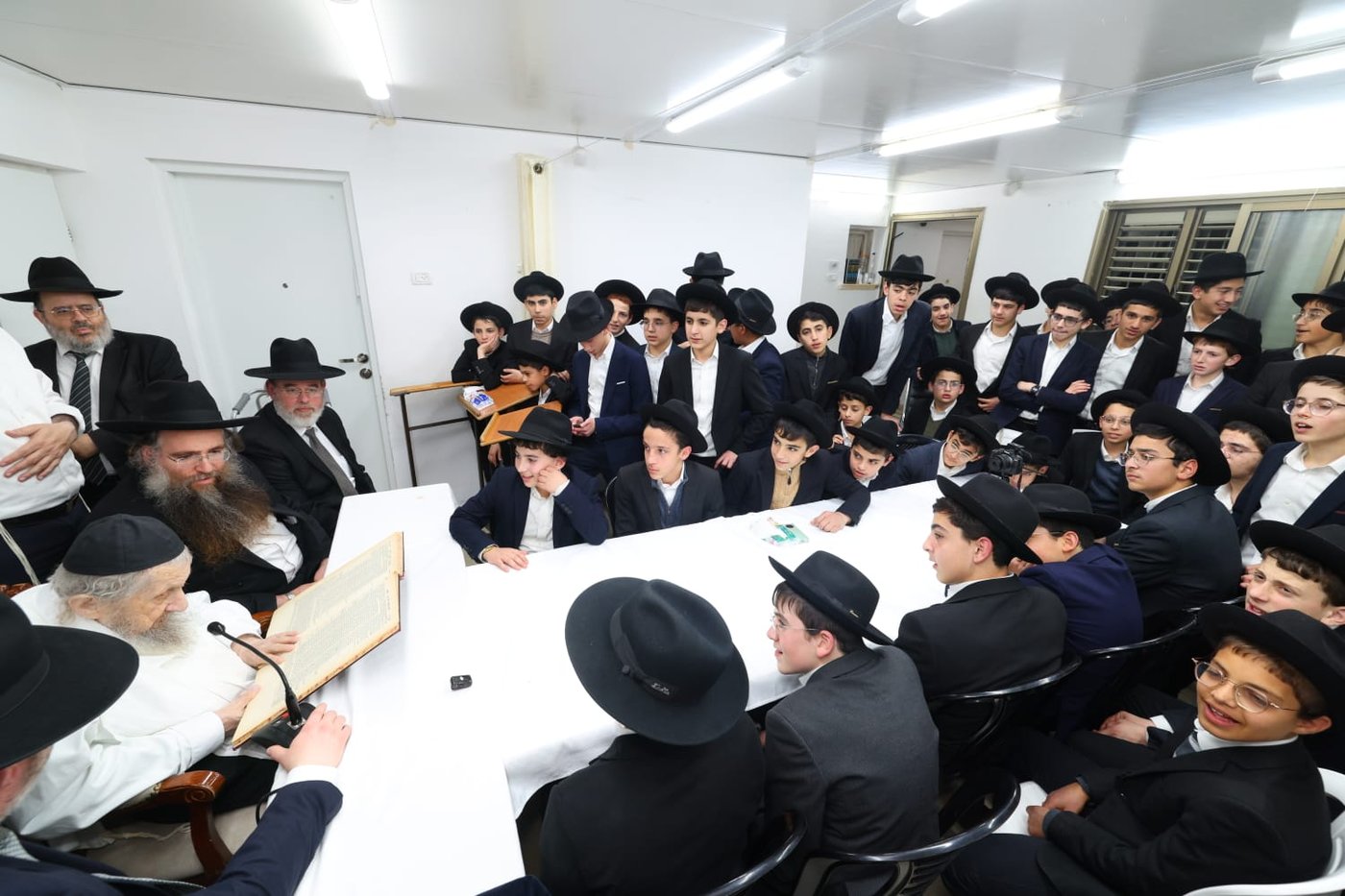 ילדי חניכי הישיבות אצל הגר"ד לנדו