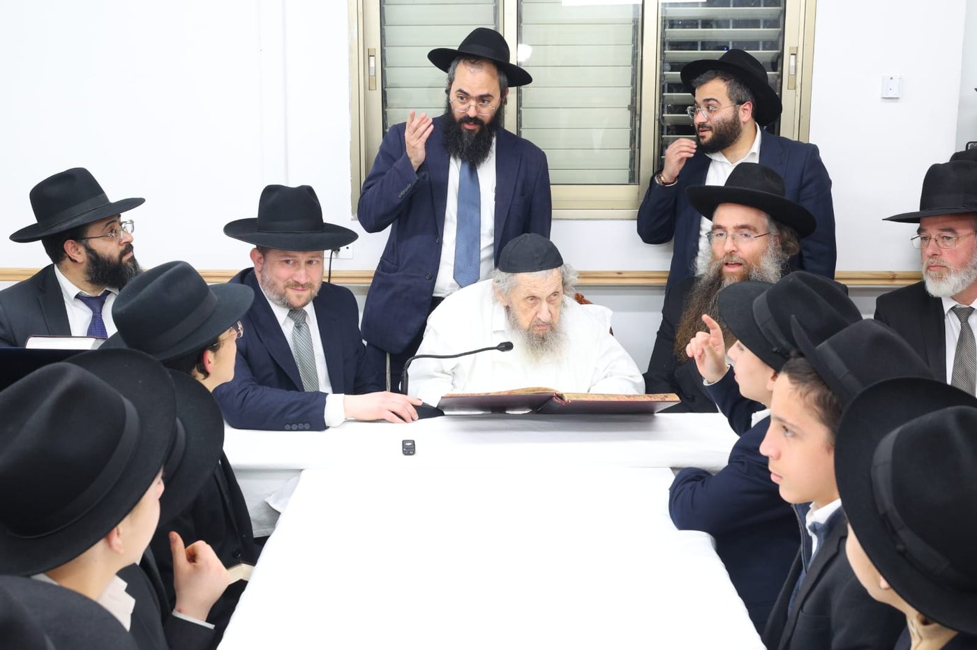 ילדי חניכי הישיבות אצל הגר"ד לנדו