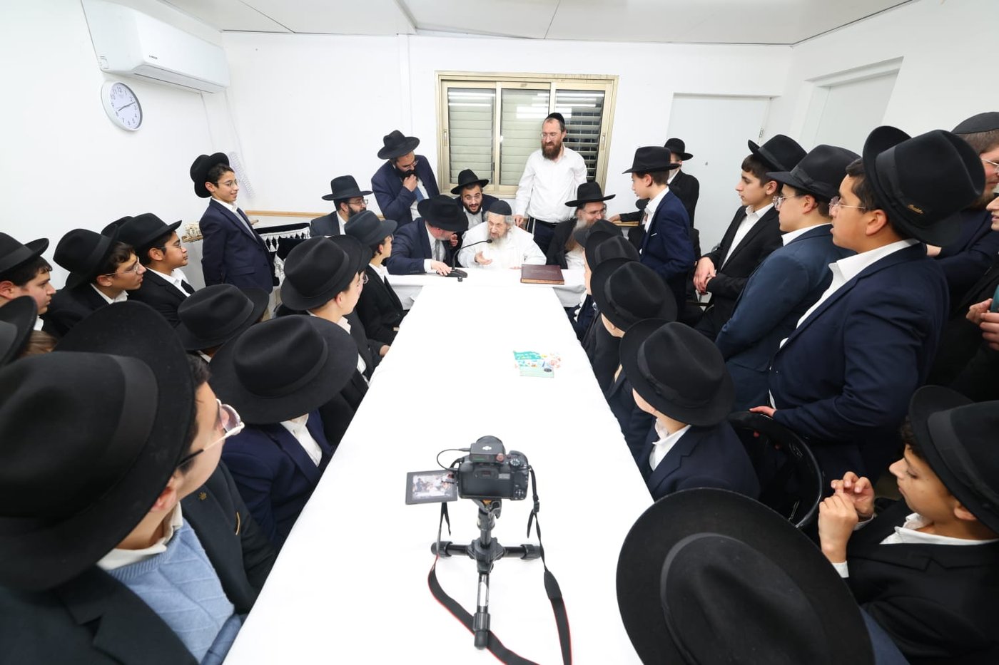 ילדי חניכי הישיבות אצל הגר"ד לנדו