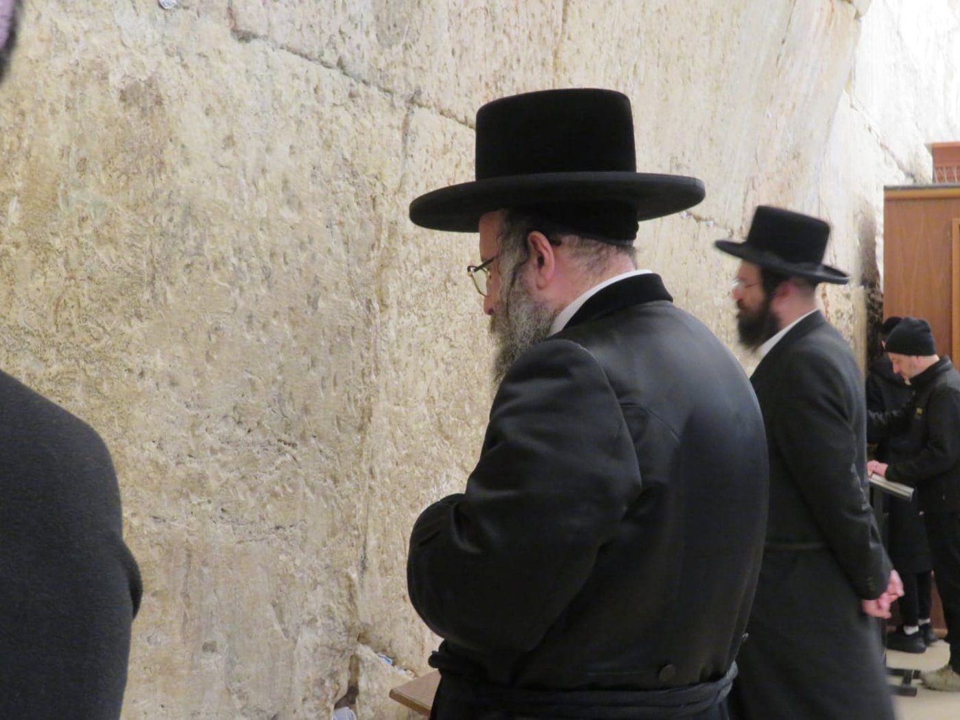 האדמו"ר מביאלה בית שמש בתפילה בכותל המערבי