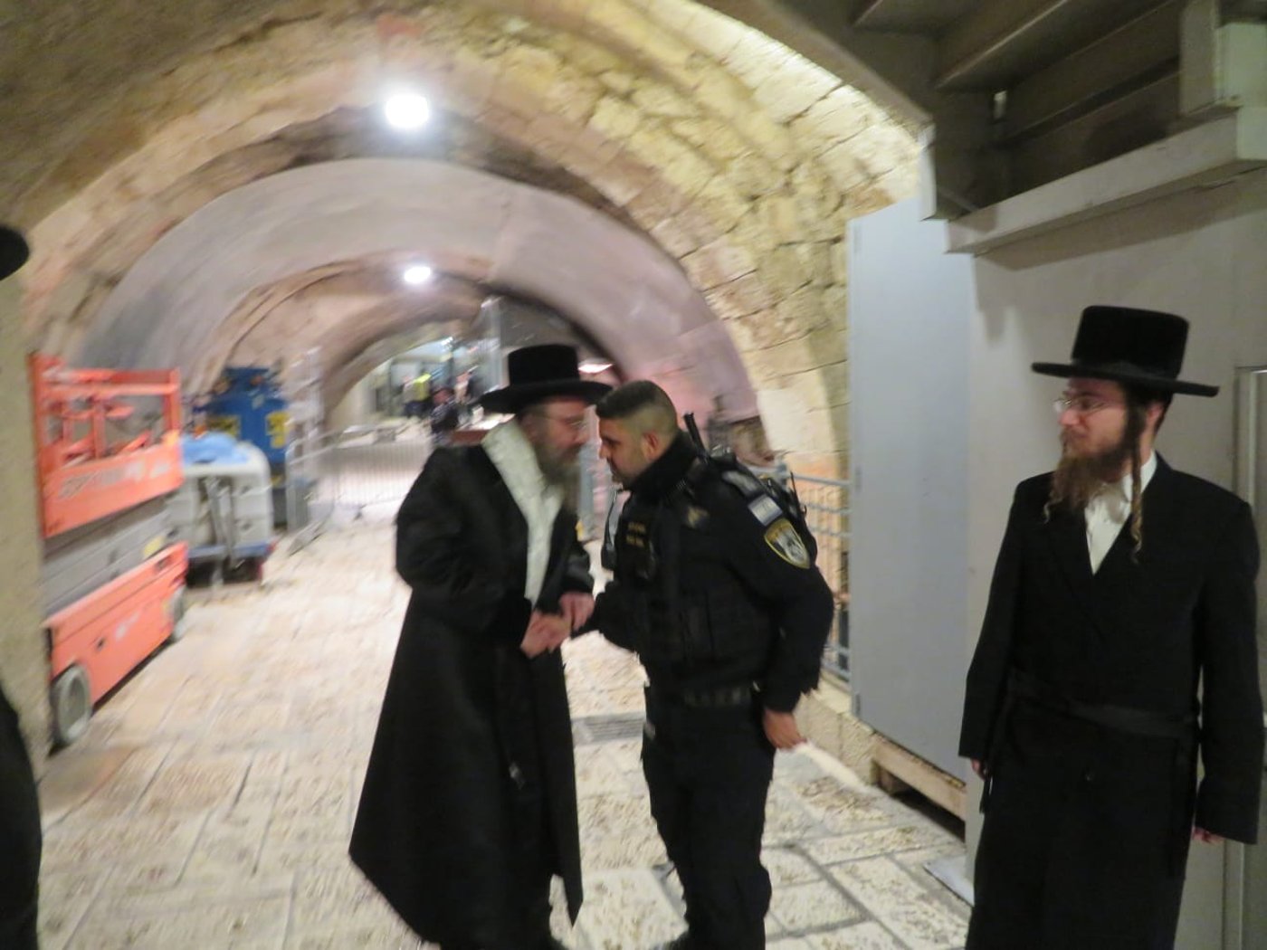 האדמו"ר מביאלה בית שמש בתפילה בכותל המערבי