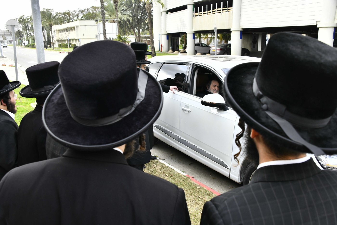 האדמו"ר מויז'ניץ בשדה התעופה בדרך לגרמניה