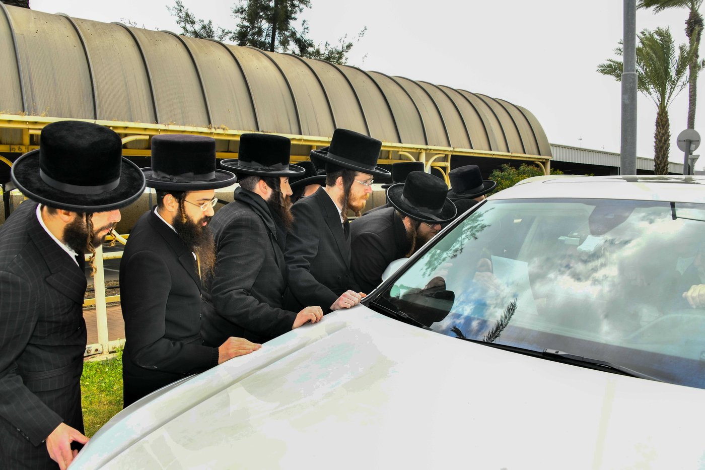 האדמו"ר מויז'ניץ בשדה התעופה בדרך לגרמניה